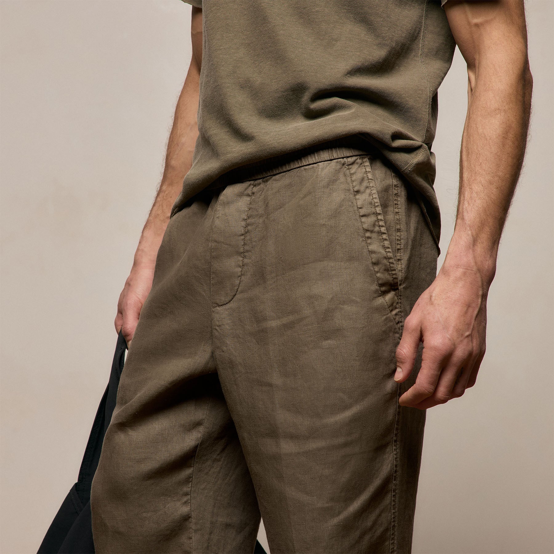 Lightweight Linen Pant in Light Olive Pigment | James Perse Los Angeles