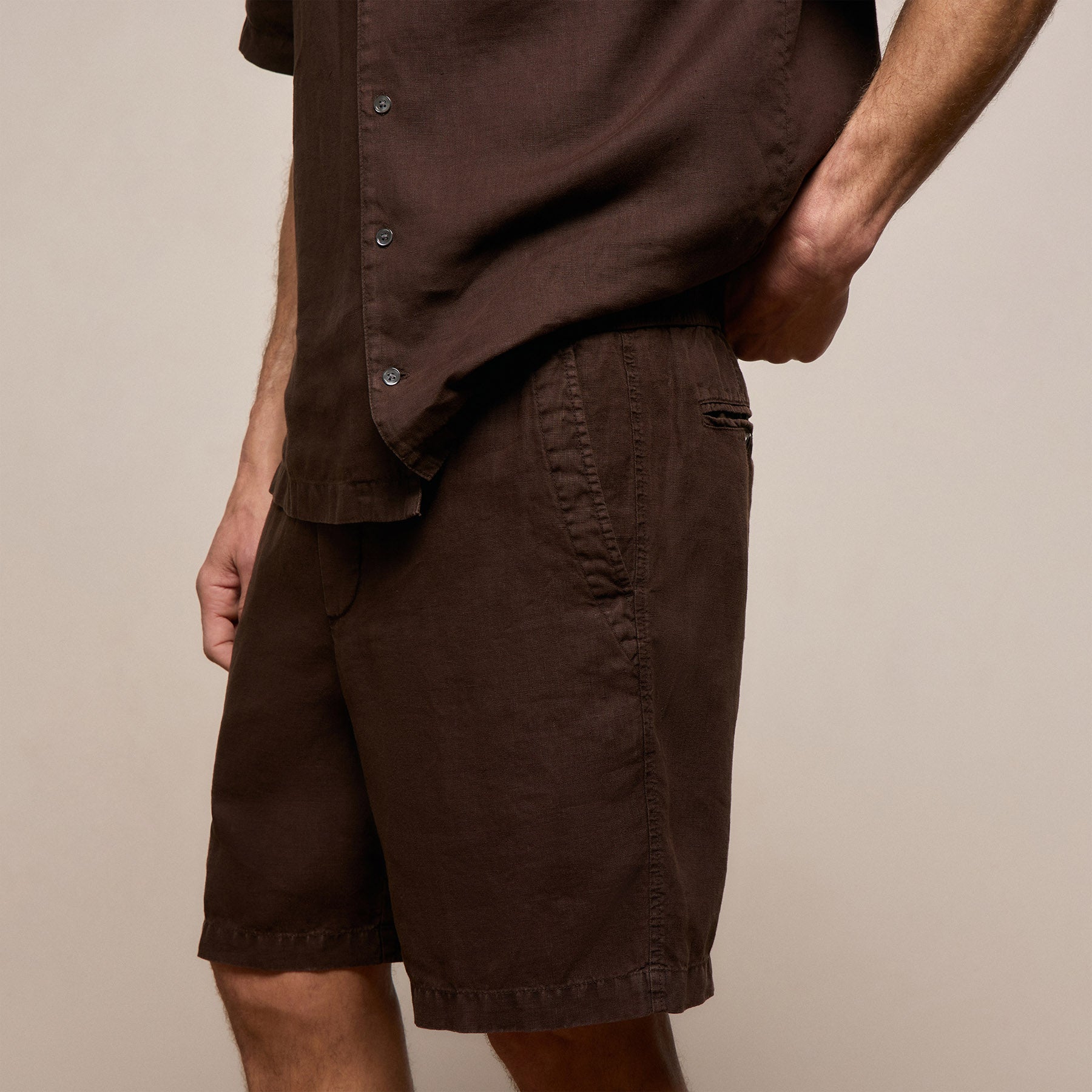 Lightweight Linen Relaxed Short in Bark Pigment | James Perse Los Angeles
