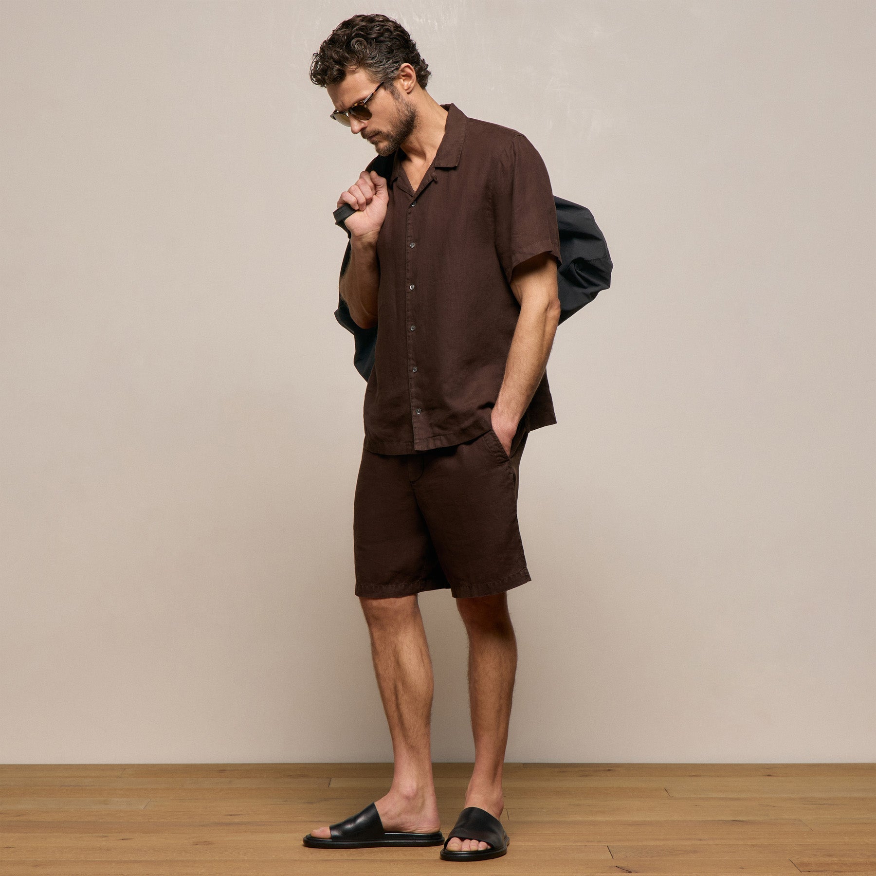 Lightweight Linen Relaxed Short in Bark Pigment | James Perse Los Angeles
