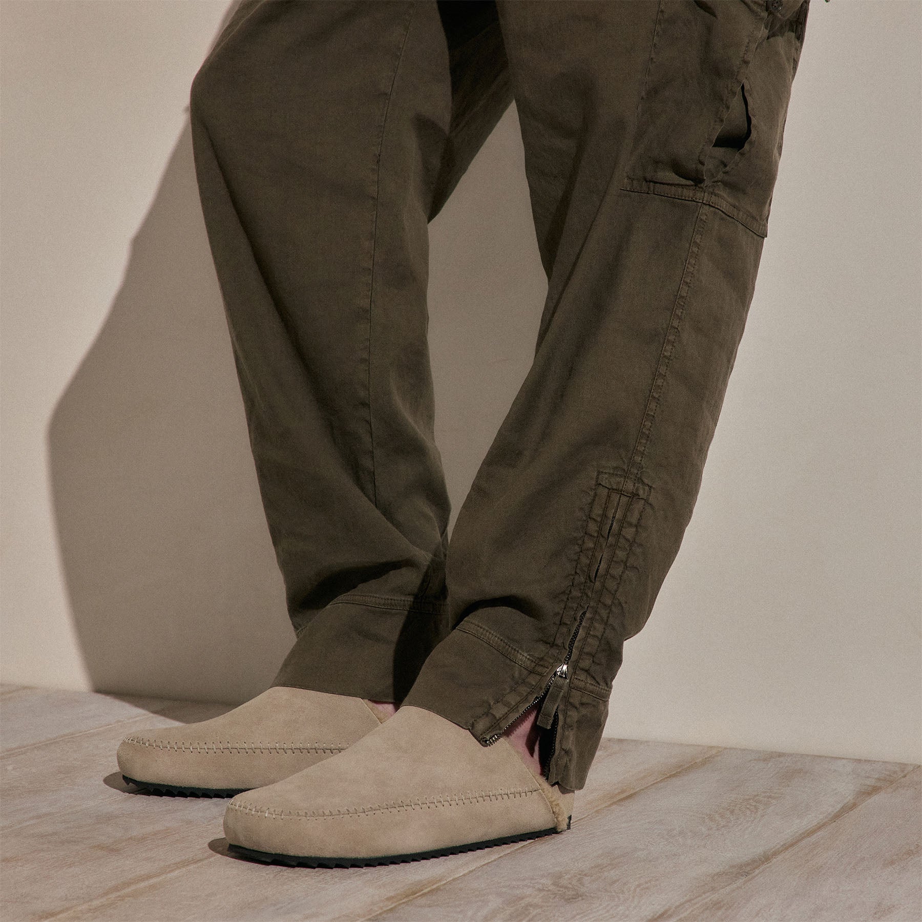 Parachute Linen Cotton Cargo in Army Green Pigment | James Perse Los Angeles