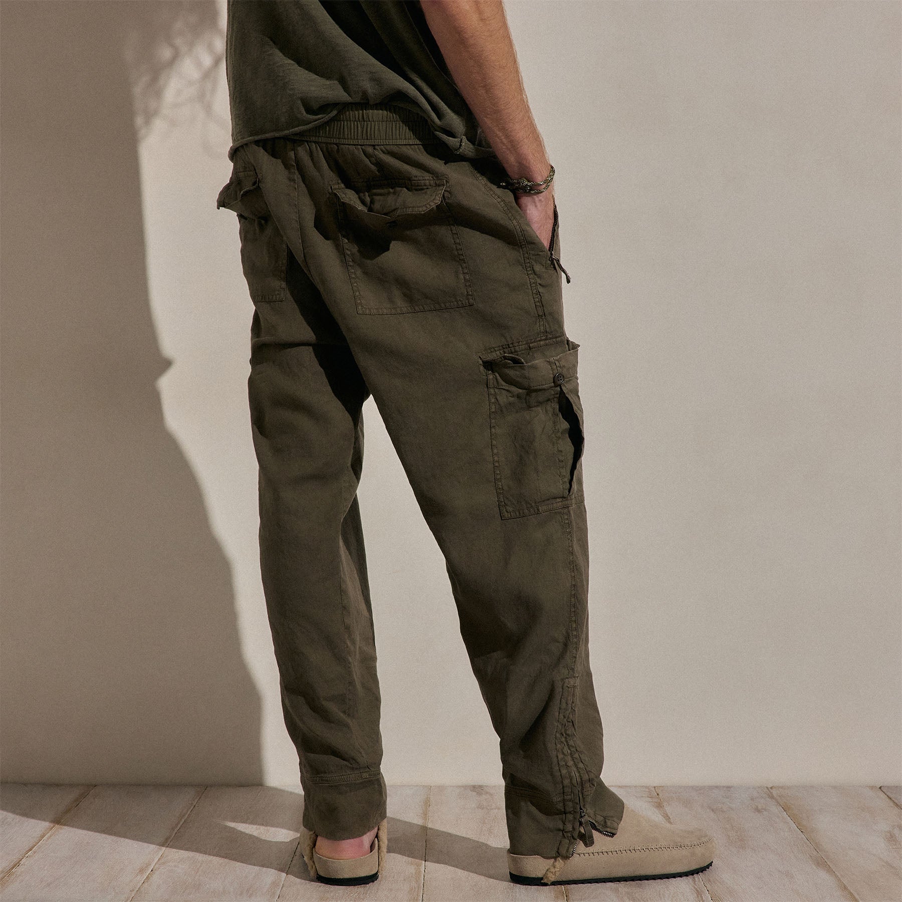 Parachute Linen Cotton Cargo in Army Green Pigment | James Perse Los Angeles