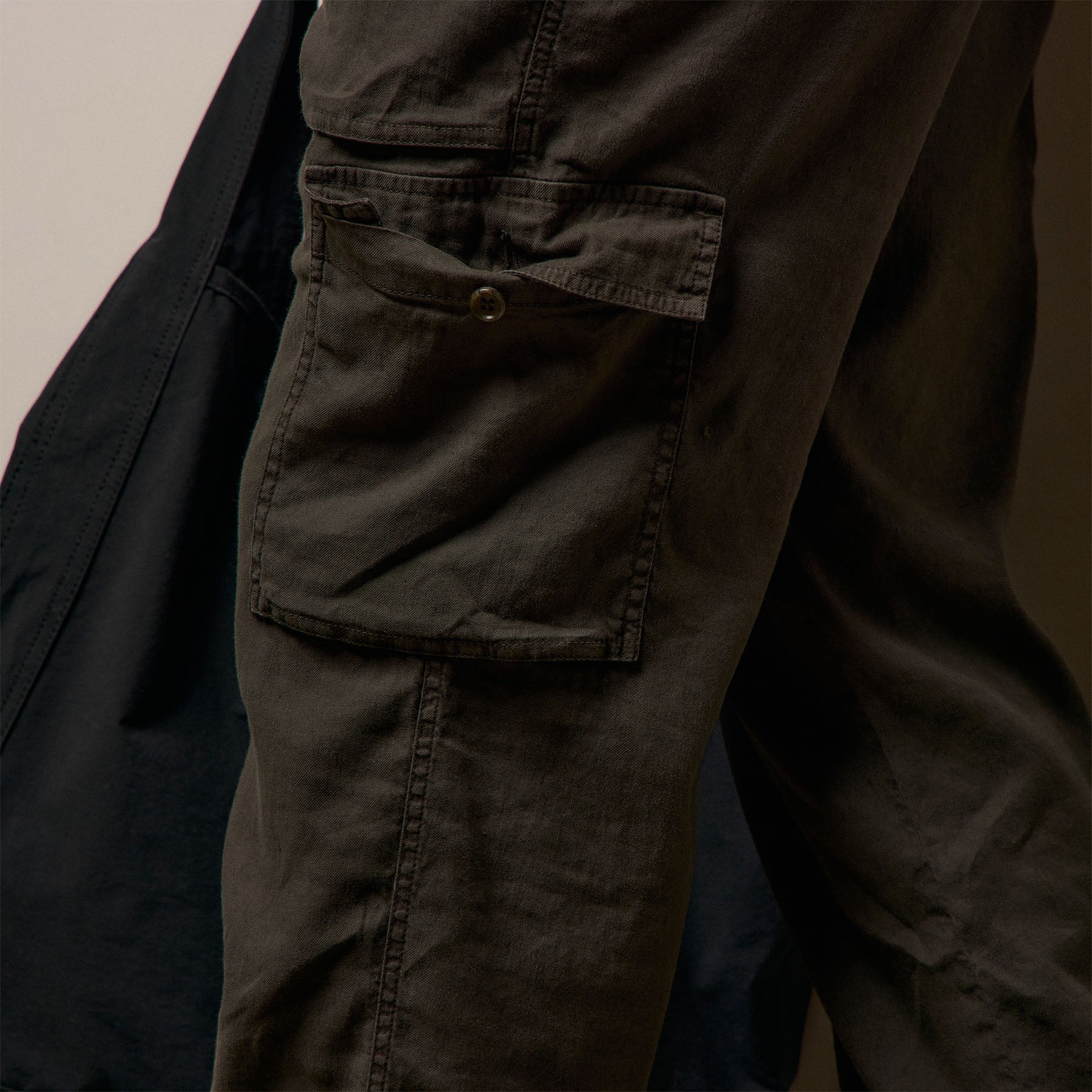 Stretch Linen Cargo Pant in Dark Olive Pigment | James Perse Los Angeles