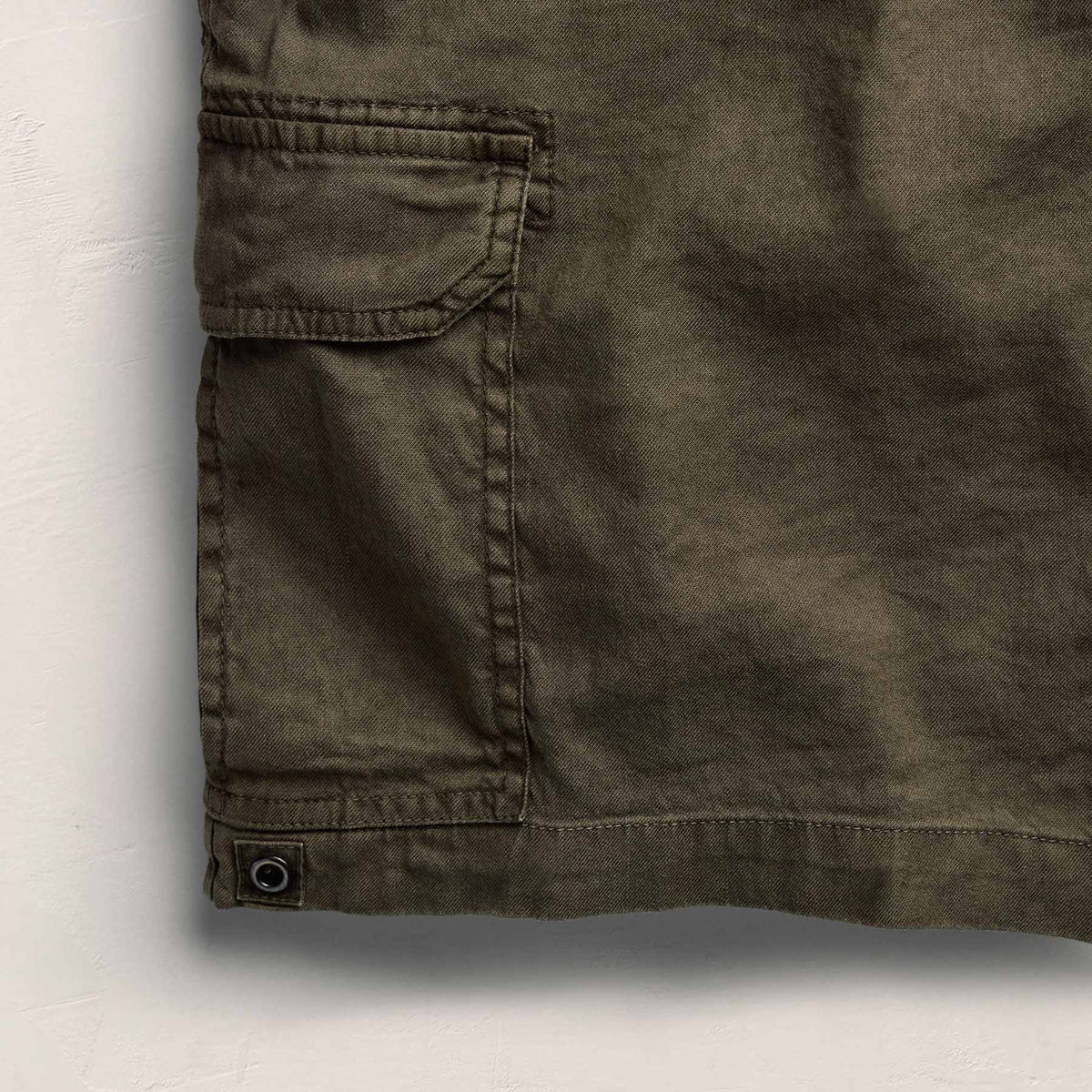 Linen Cotton Utility Short in Army Green Pigment | James Perse Los Angeles