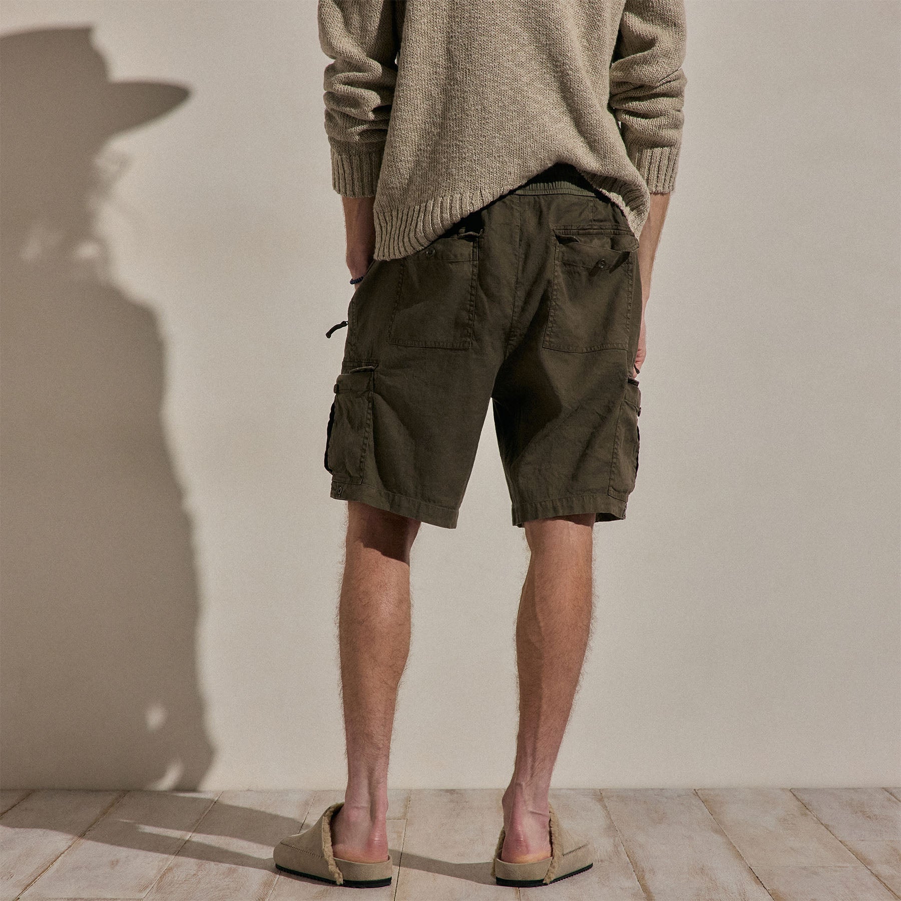 Parachute Linen Cotton Cargo Short in Army Green Pigment | James Perse Los Angeles