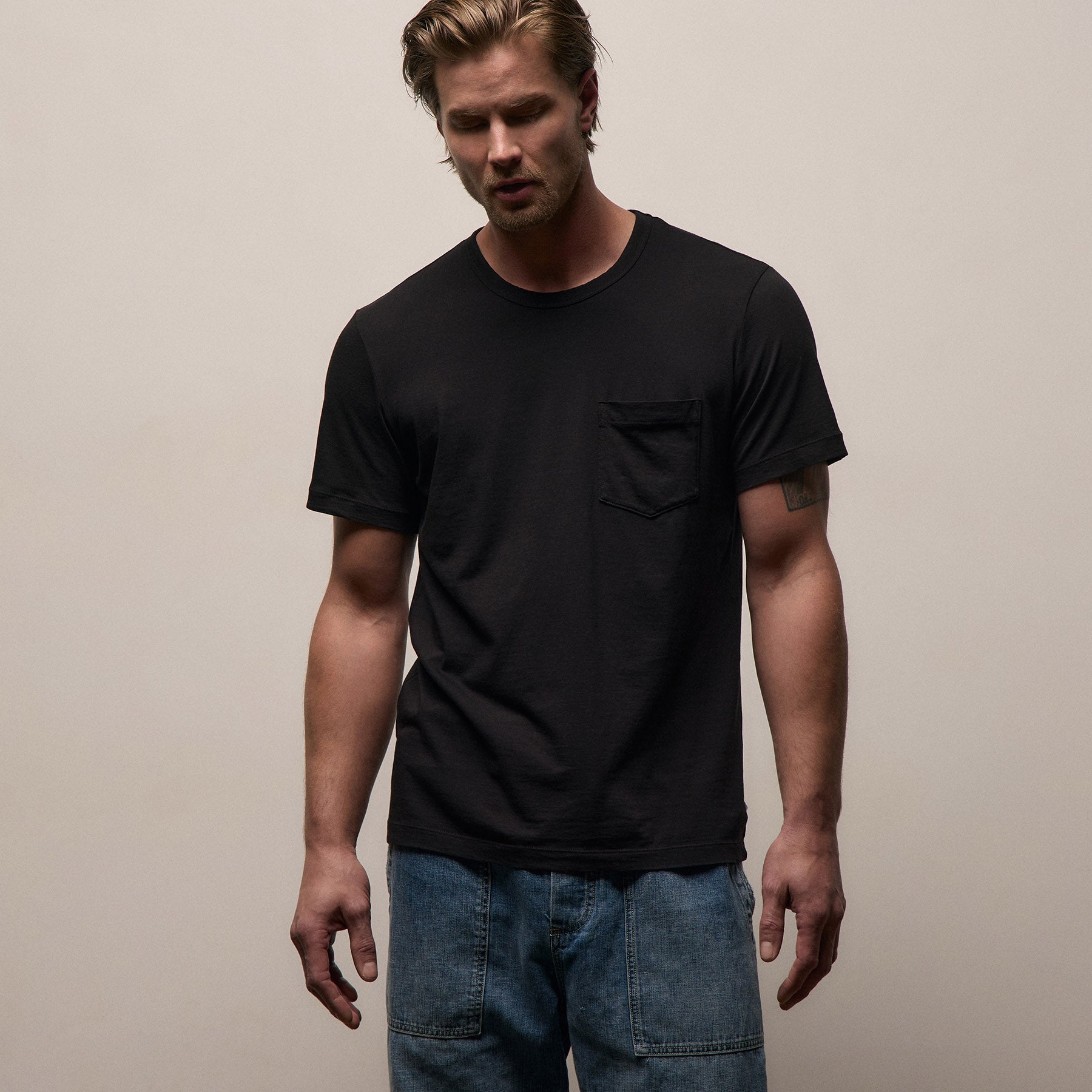 Lightweight Jersey Pocket Tee - Black | James Perse Los Angeles