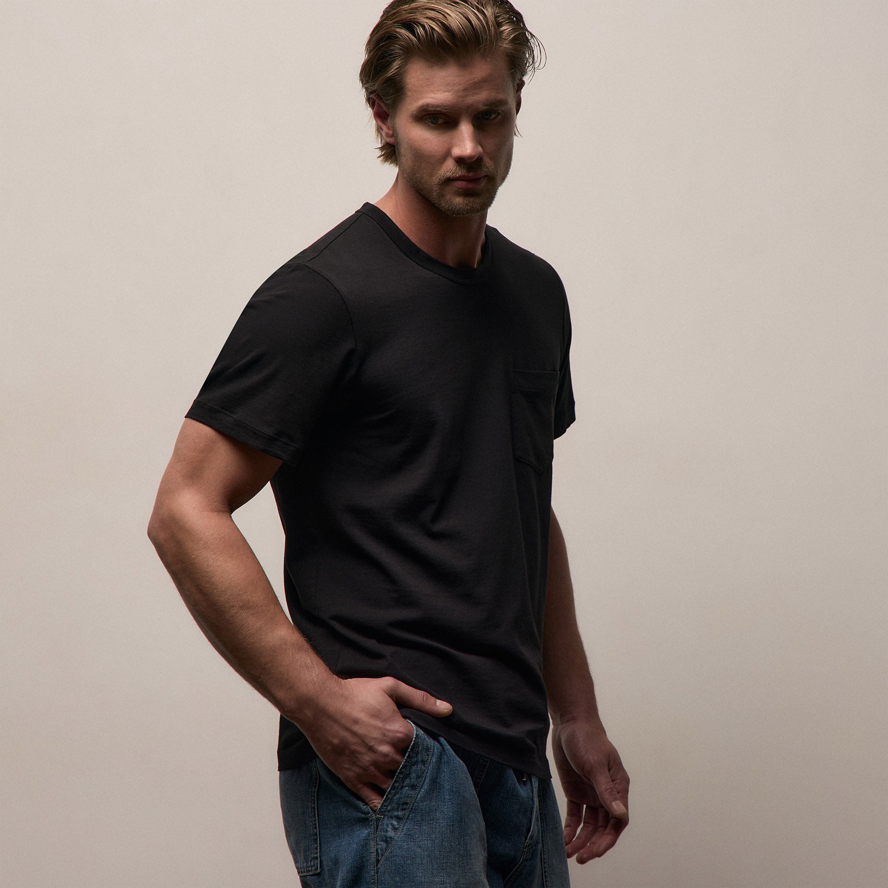 Lightweight Jersey Pocket Tee in Black | James Perse Los Angeles