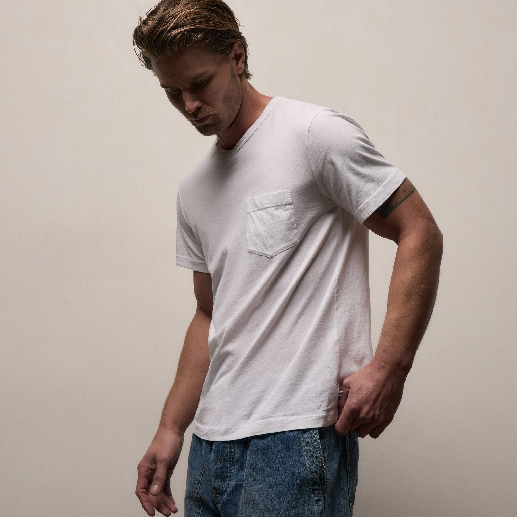 Lightweight Jersey Pocket Tee in White | James Perse Los Angeles