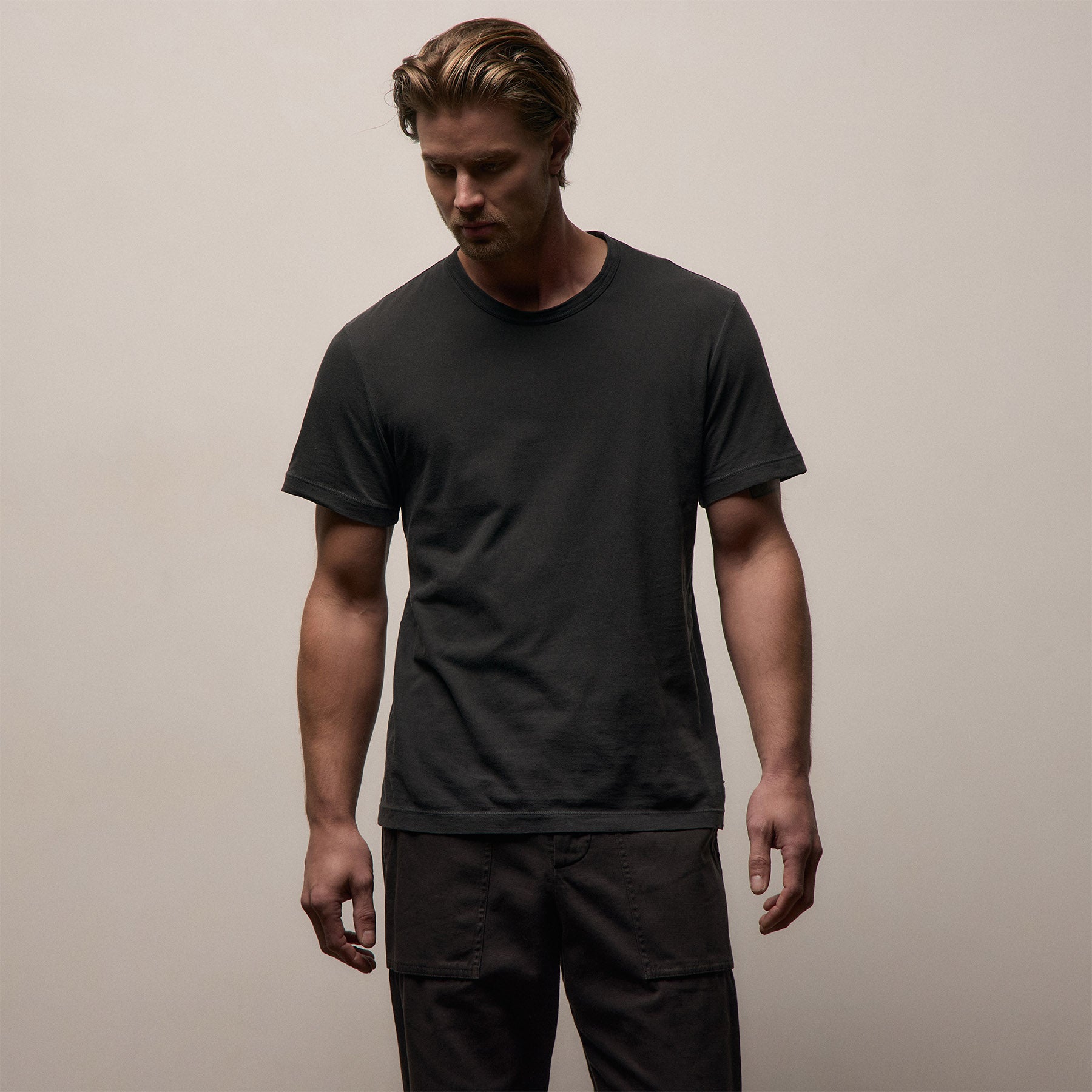 Short Sleeve Crew Neck in Carbon Pigment | James Perse Los Angeles