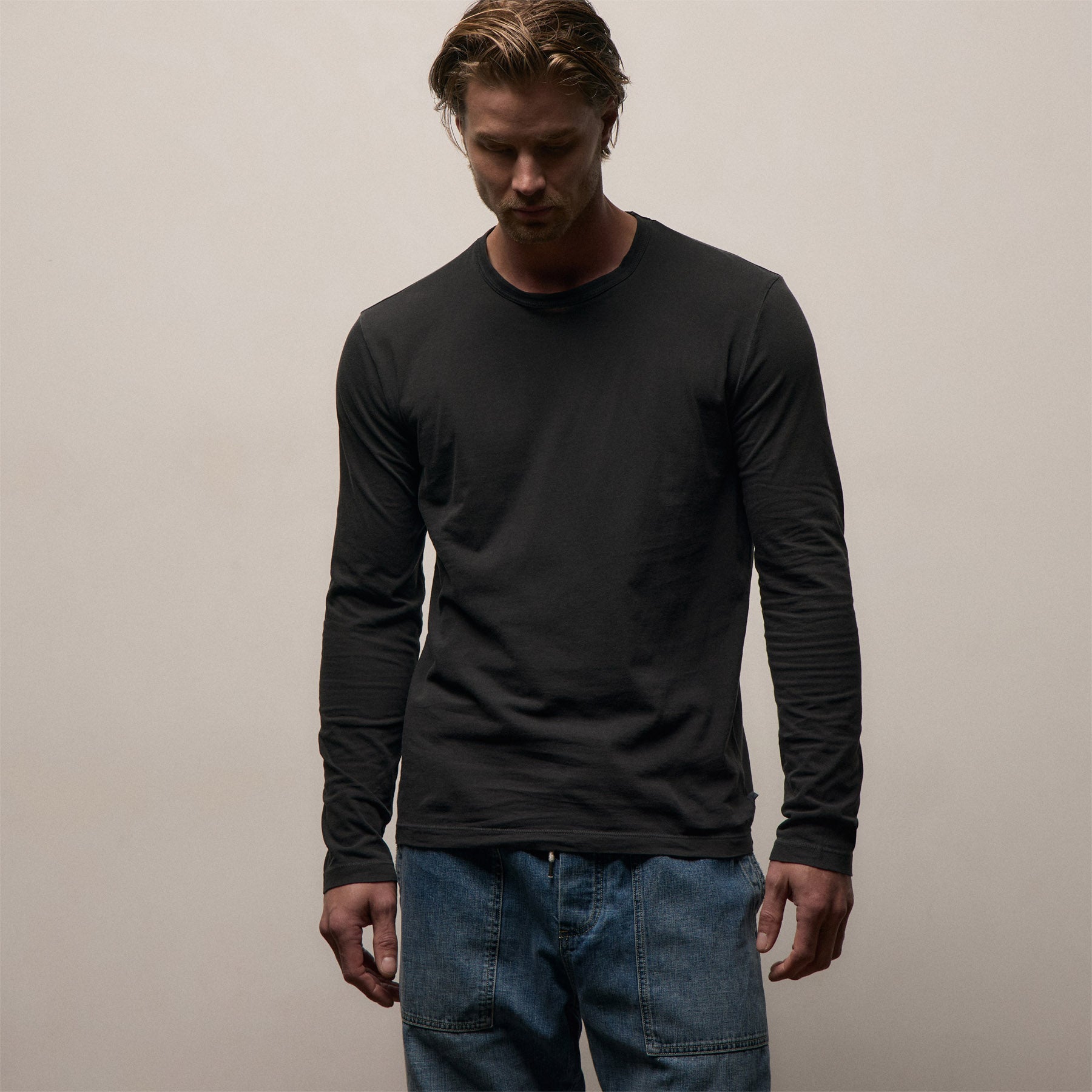 Long Sleeve Crew Neck in Carbon Pigment | James Perse Los Angeles
