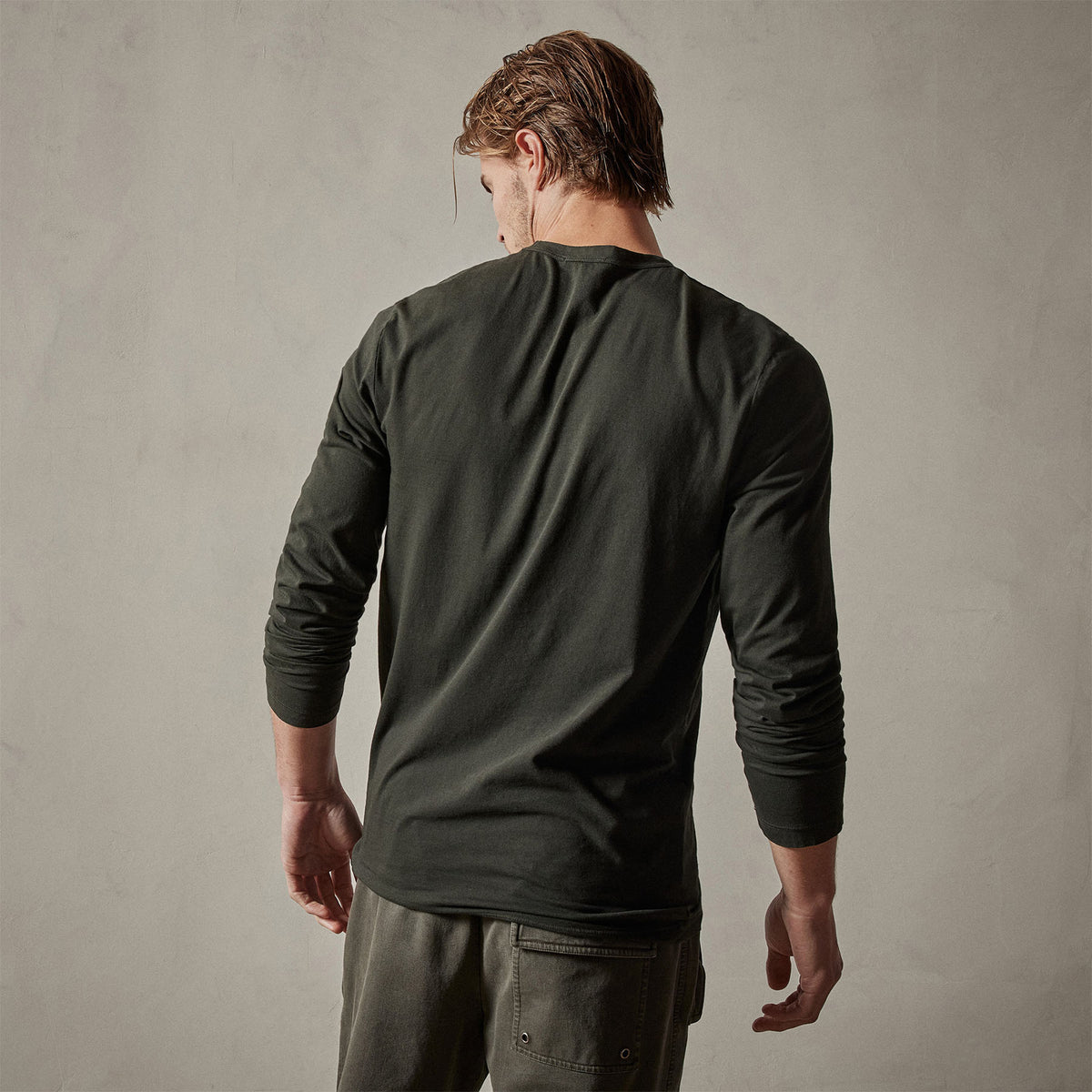 Long Sleeve Crew Neck in Dark Olive Pigment | James Perse Los Angeles