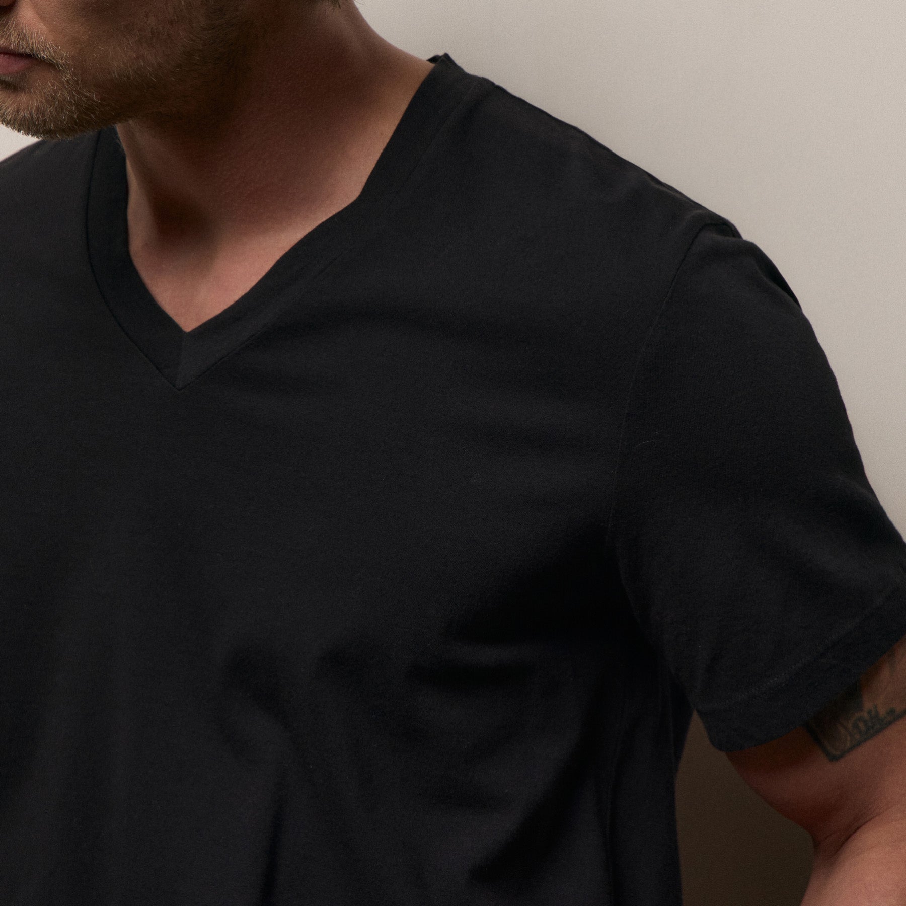 Short Sleeve V Neck in Black | James Perse Los Angeles