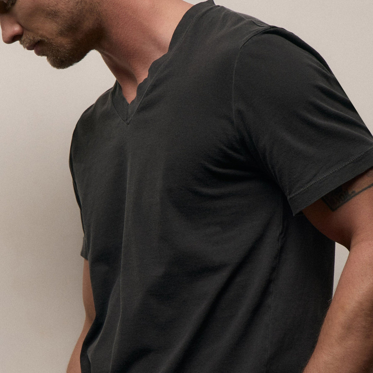 Short Sleeve V Neck in Carbon Pigment | James Perse Los Angeles