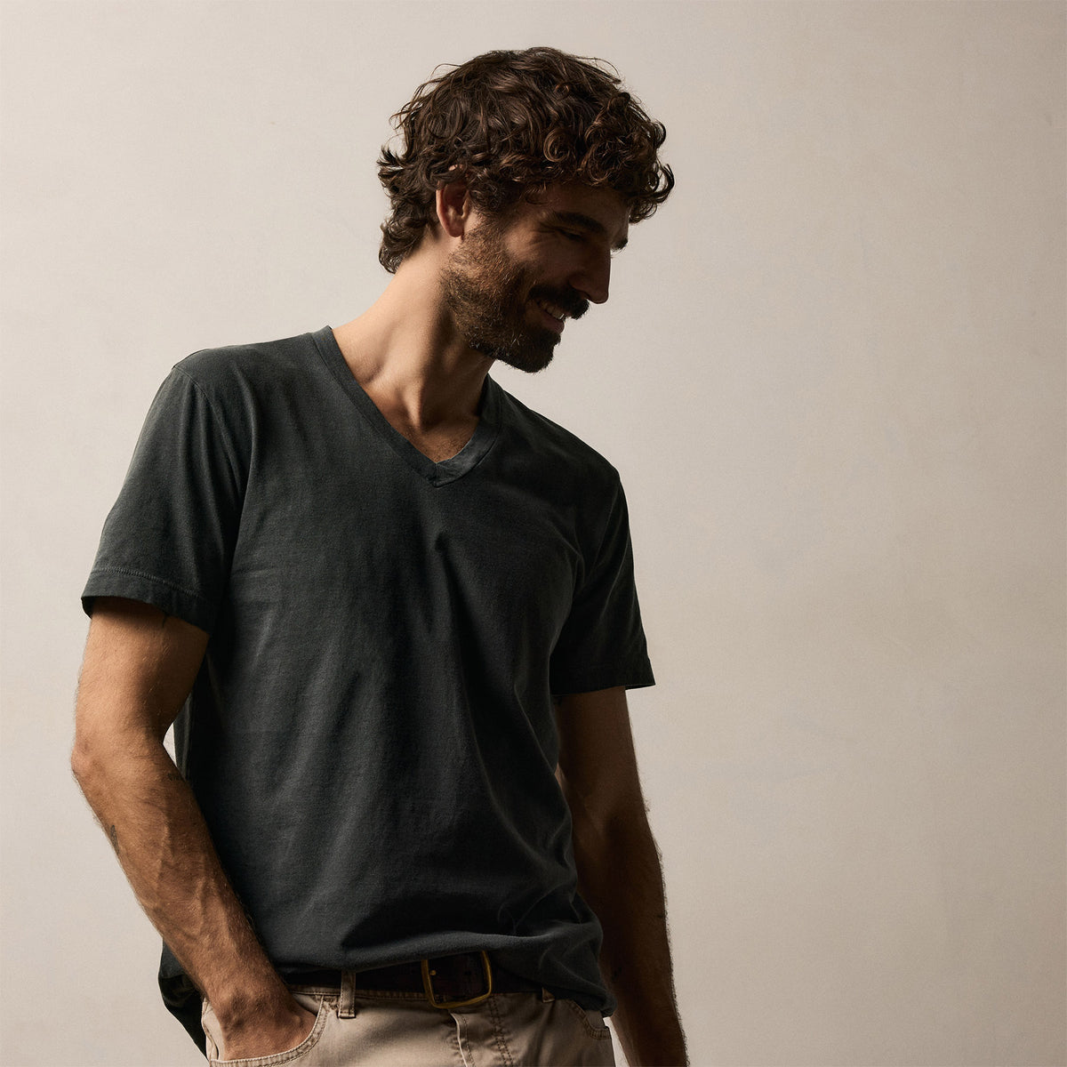 Short Sleeve V Neck in Carbon Pigment | James Perse Los Angeles