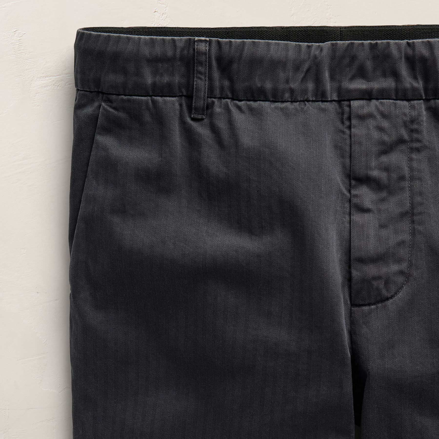 Hrngbn Twill Prfmnc Trouser in Blue Noir Pigment | James Perse Los Angeles