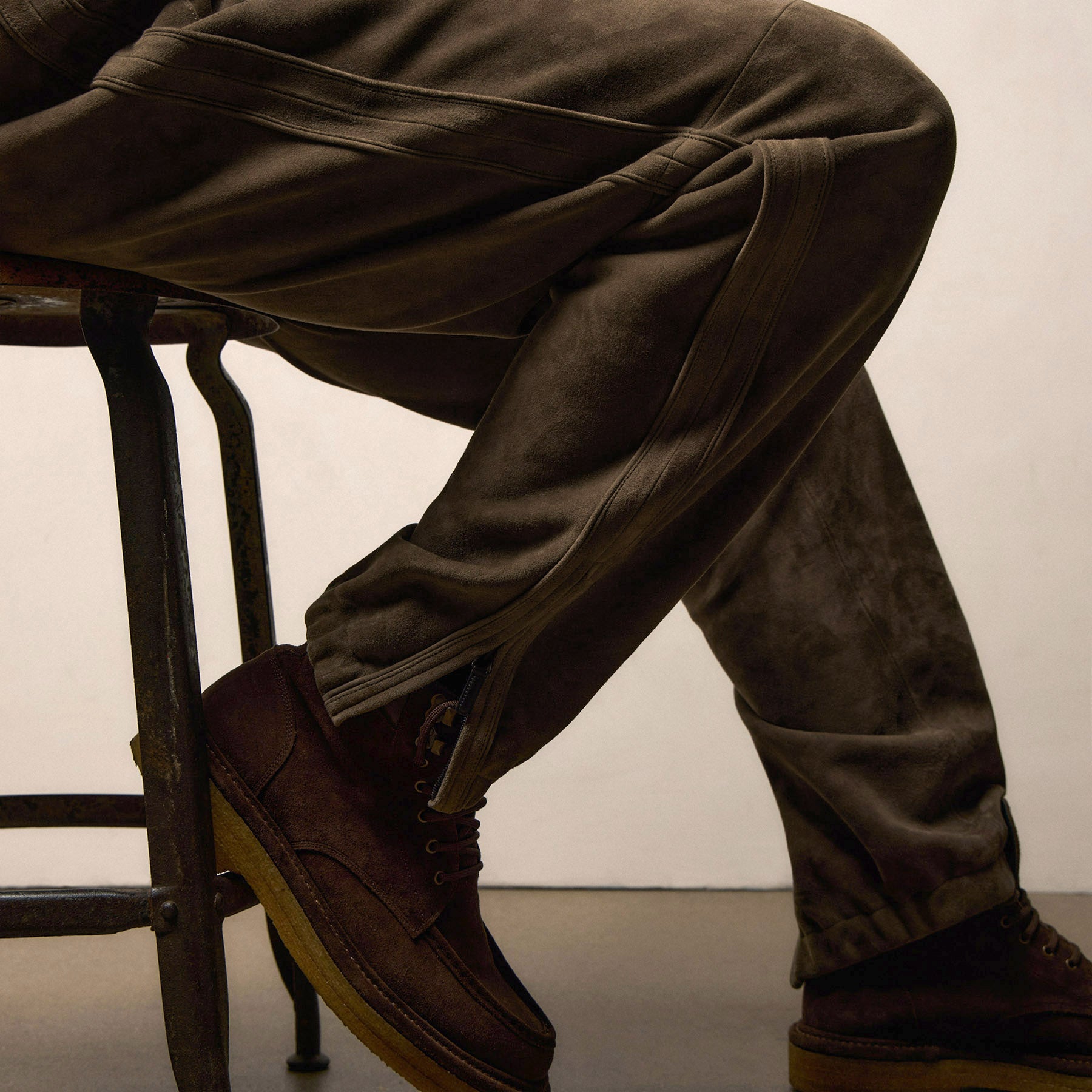 SUEDE LIKE STADIUM JAMPER　PANTS/34サイズ Suede Track Pant - Caribou | James Perse Los Angeles