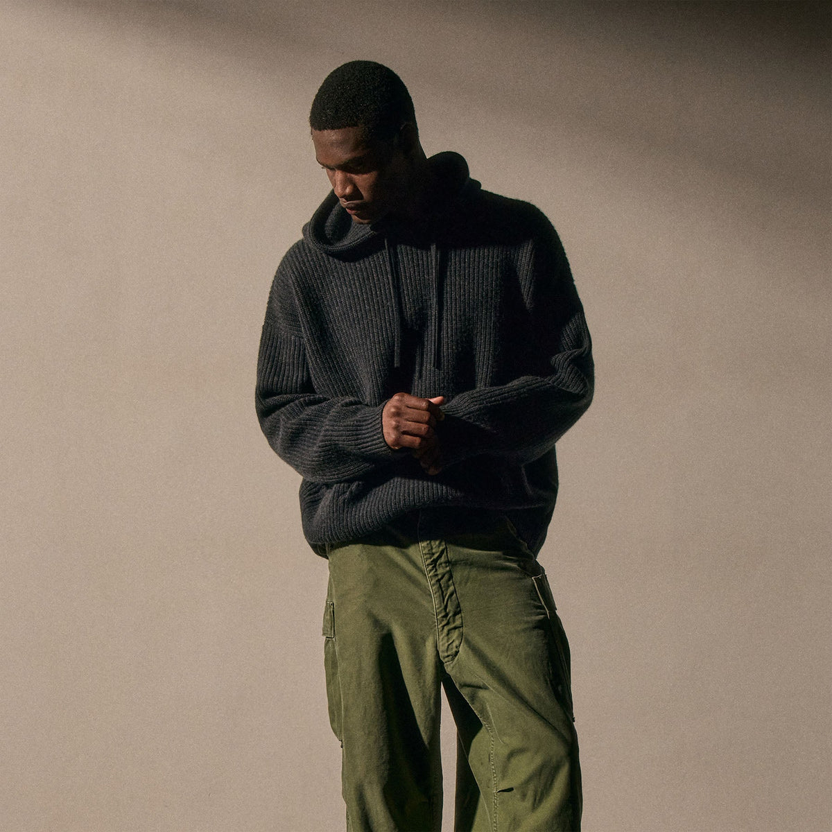 Oversized Hooded Sweater in Coal | James Perse Los Angeles / Mens