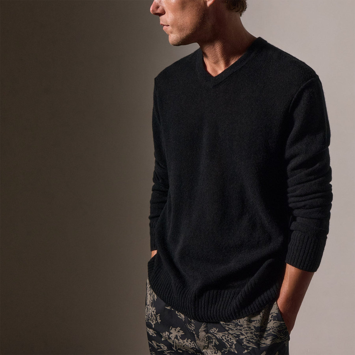 Soft Featherweight Cashmere V Neck in Black | James Perse Los Angeles