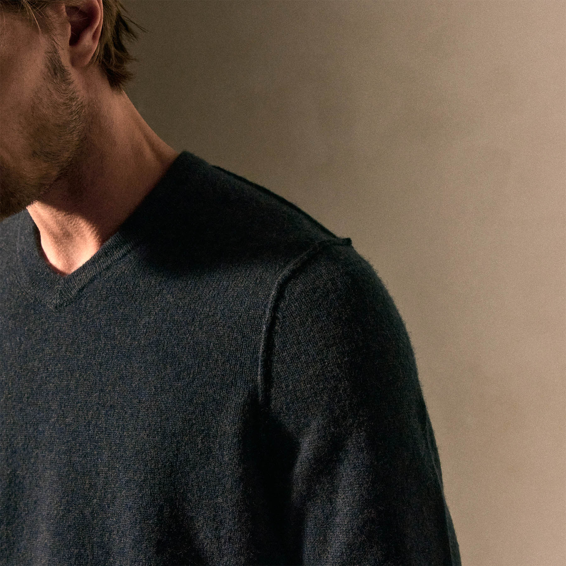 Soft Featherweight Cashmere V Neck in Coal | James Perse Los Angeles