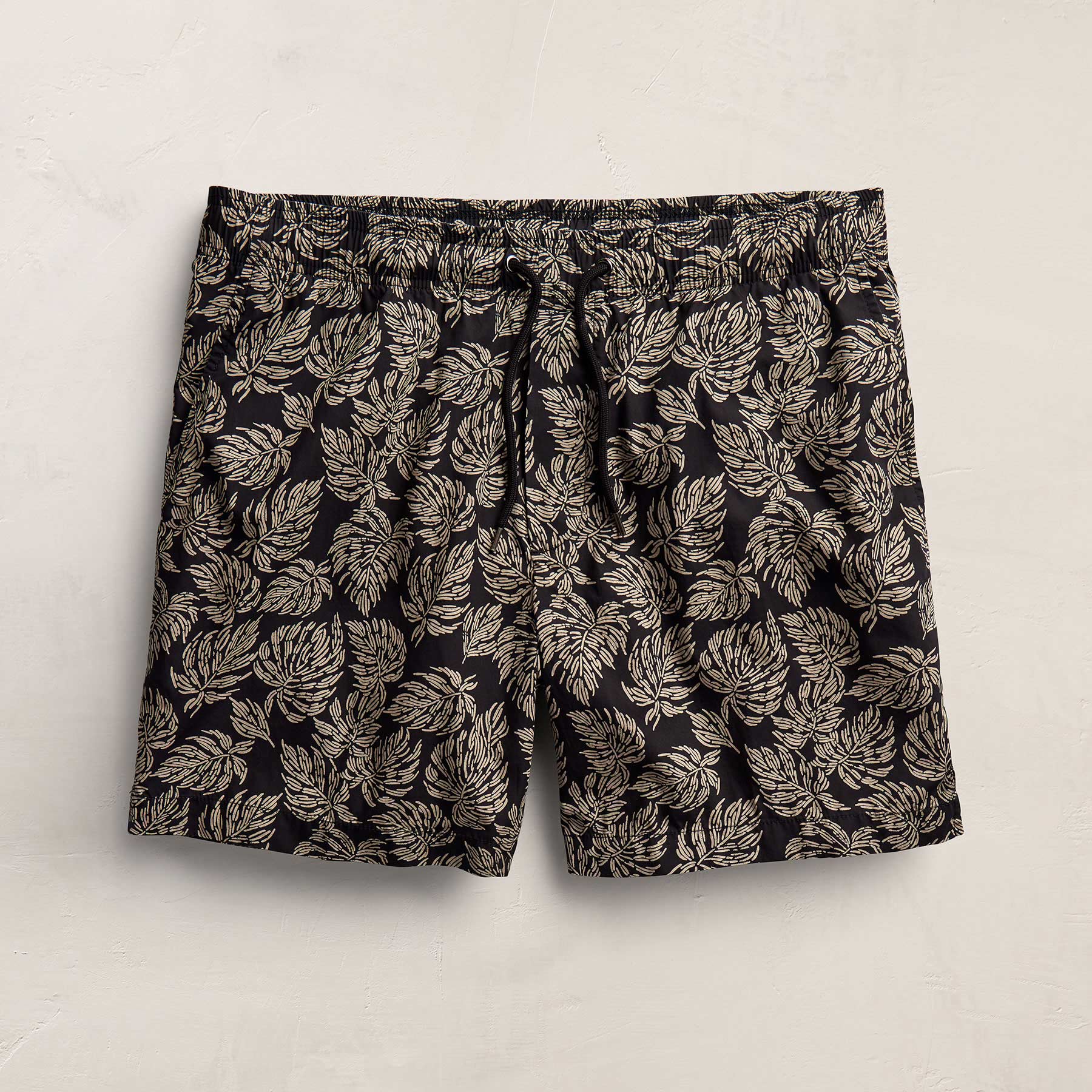Palm Printed Short in Black/Stone Pigment | James Perse Los Angeles