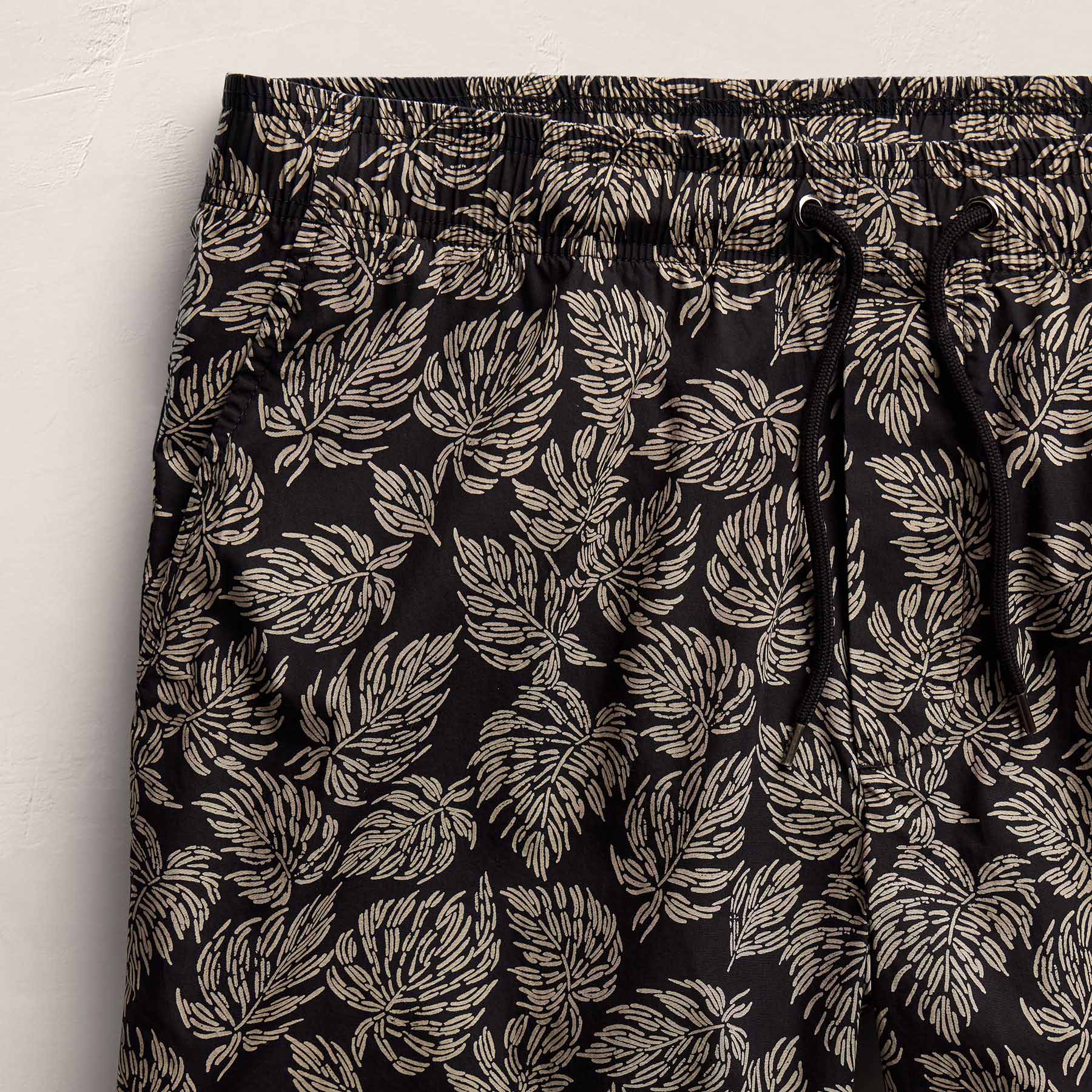 Palm Printed Short in Black/Stone Pigment | James Perse Los Angeles
