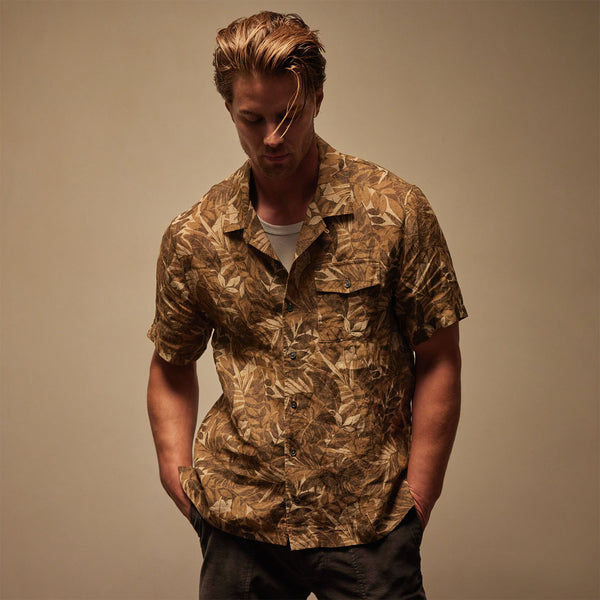 Printed Linen Short Sleeve in Sand Dune Print | James Perse Los Angeles