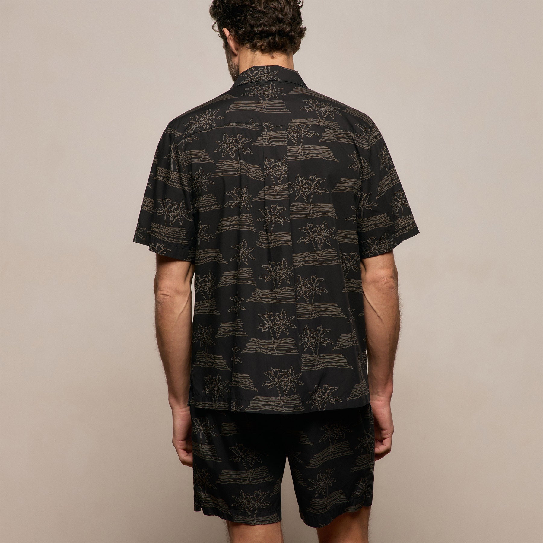 Palm Printed Shirt in Black/Light Olive Pigment | James Perse Los Angeles