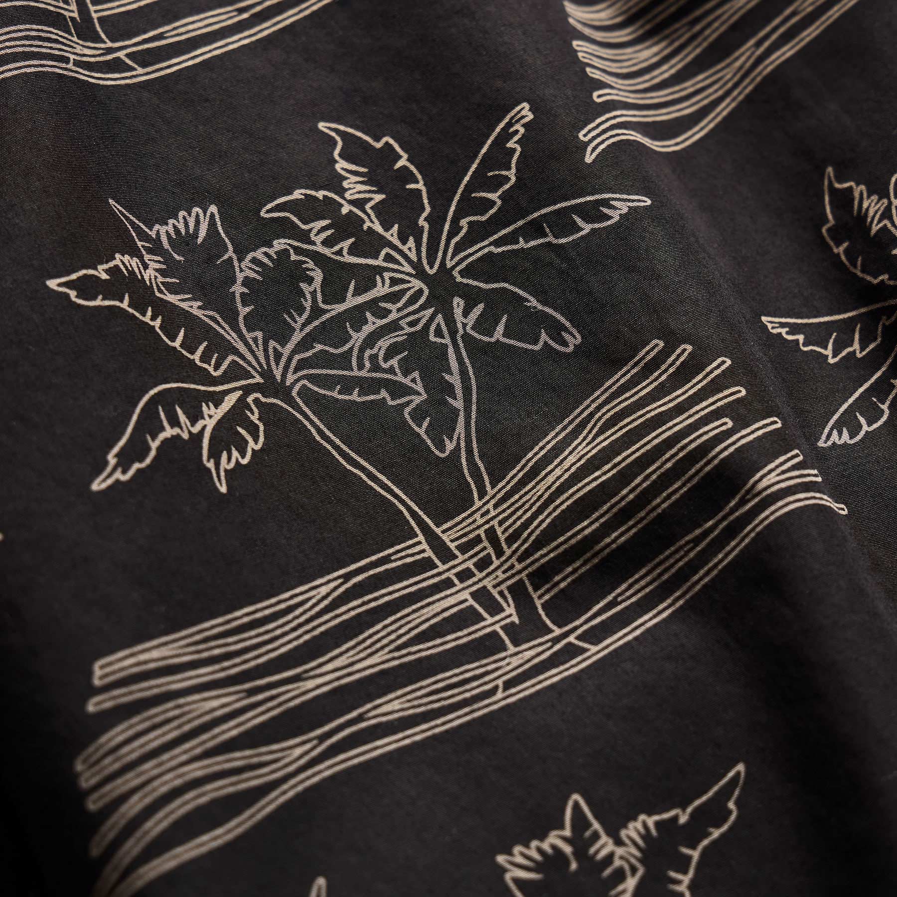 Palm Printed Shirt in Black/Light Olive Pigment | James Perse Los Angeles