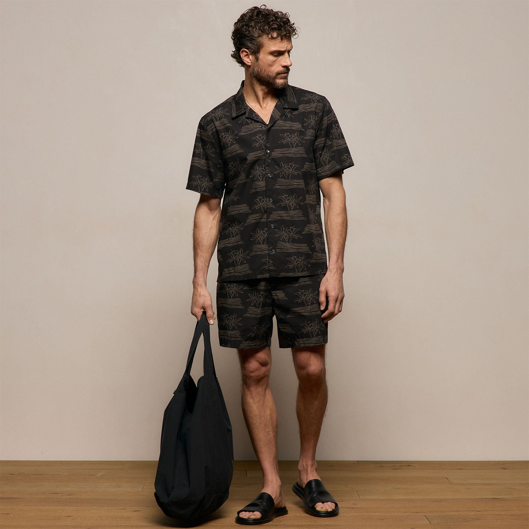 Palm Printed Short in Black/Light Olive Pigment | James Perse Los Angeles