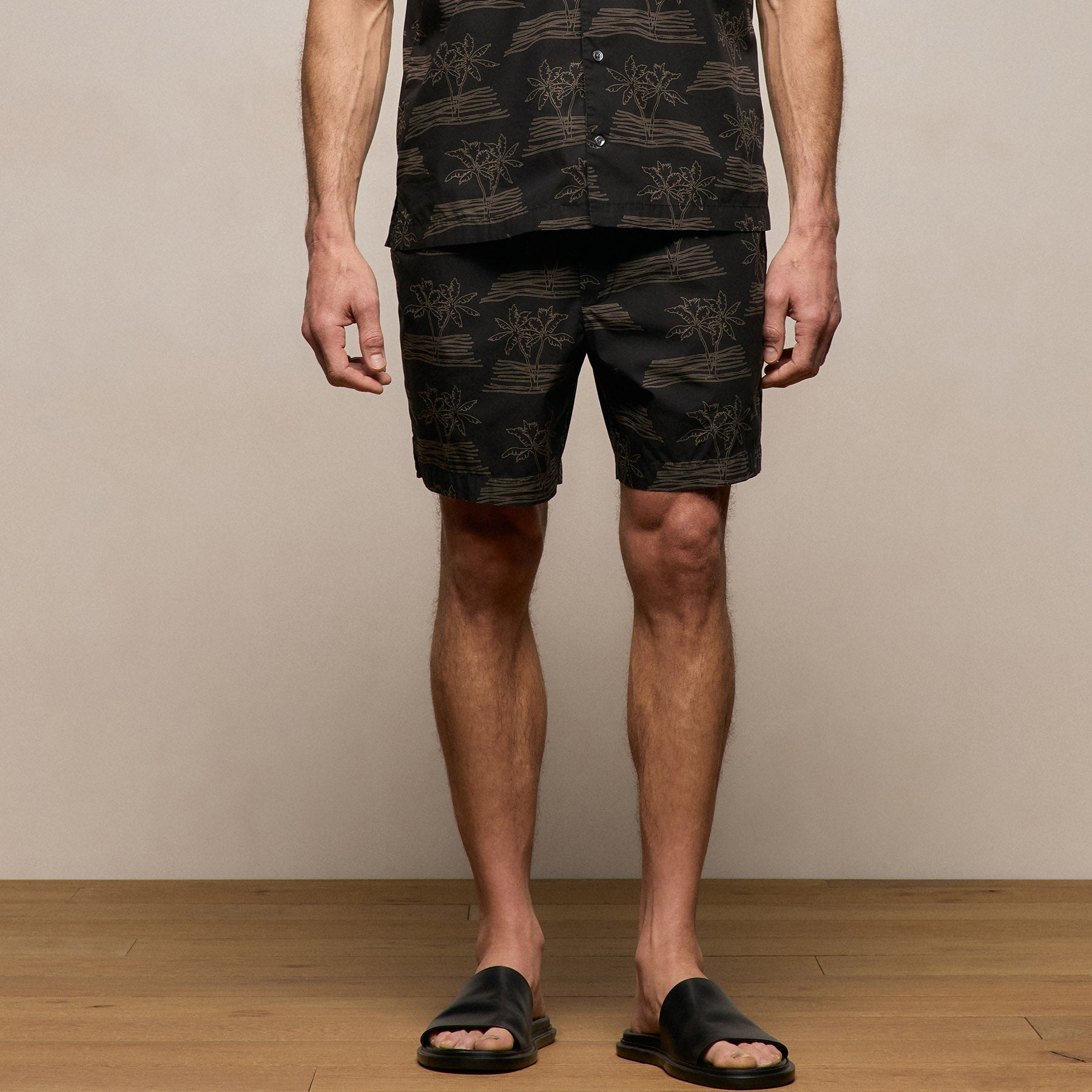 Palm Printed Short in Black/Light Olive Pigment | James Perse Los Angeles