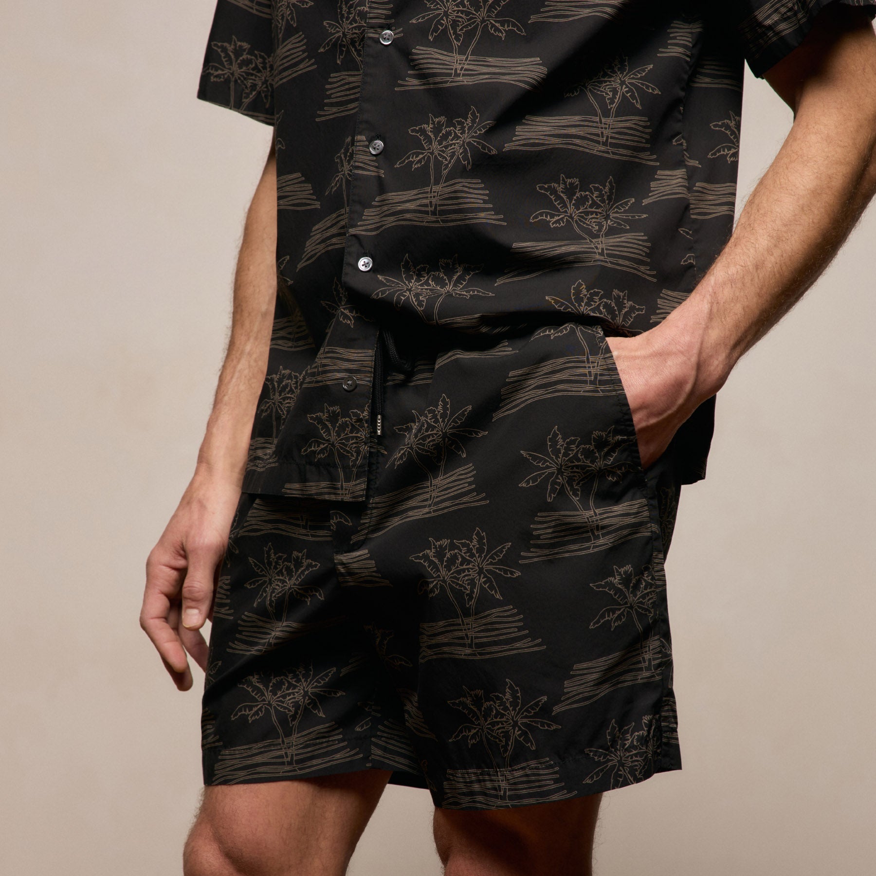 Palm Printed Short in Black/Light Olive Pigment | James Perse Los Angeles