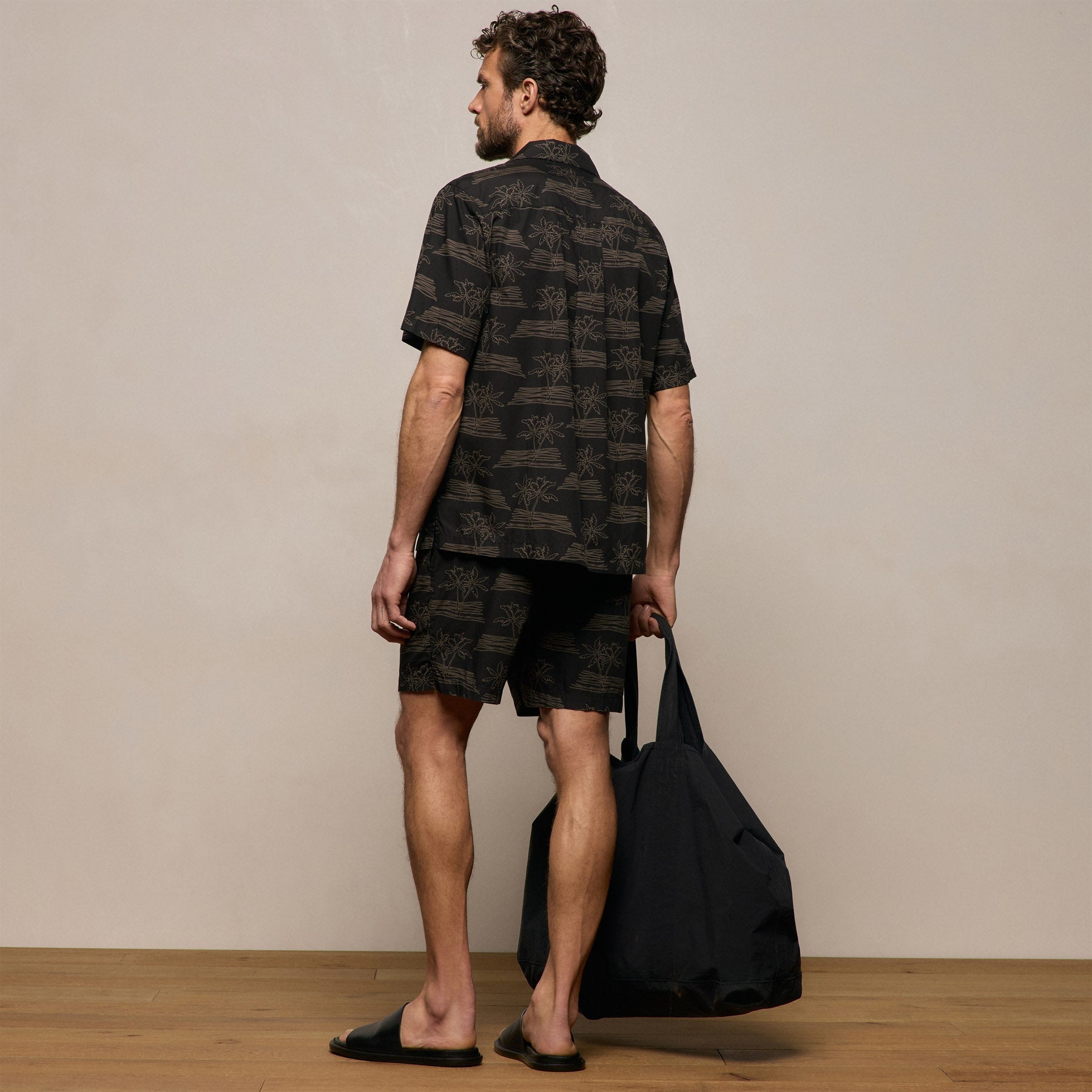 Palm Printed Short in Black/Light Olive Pigment | James Perse Los Angeles