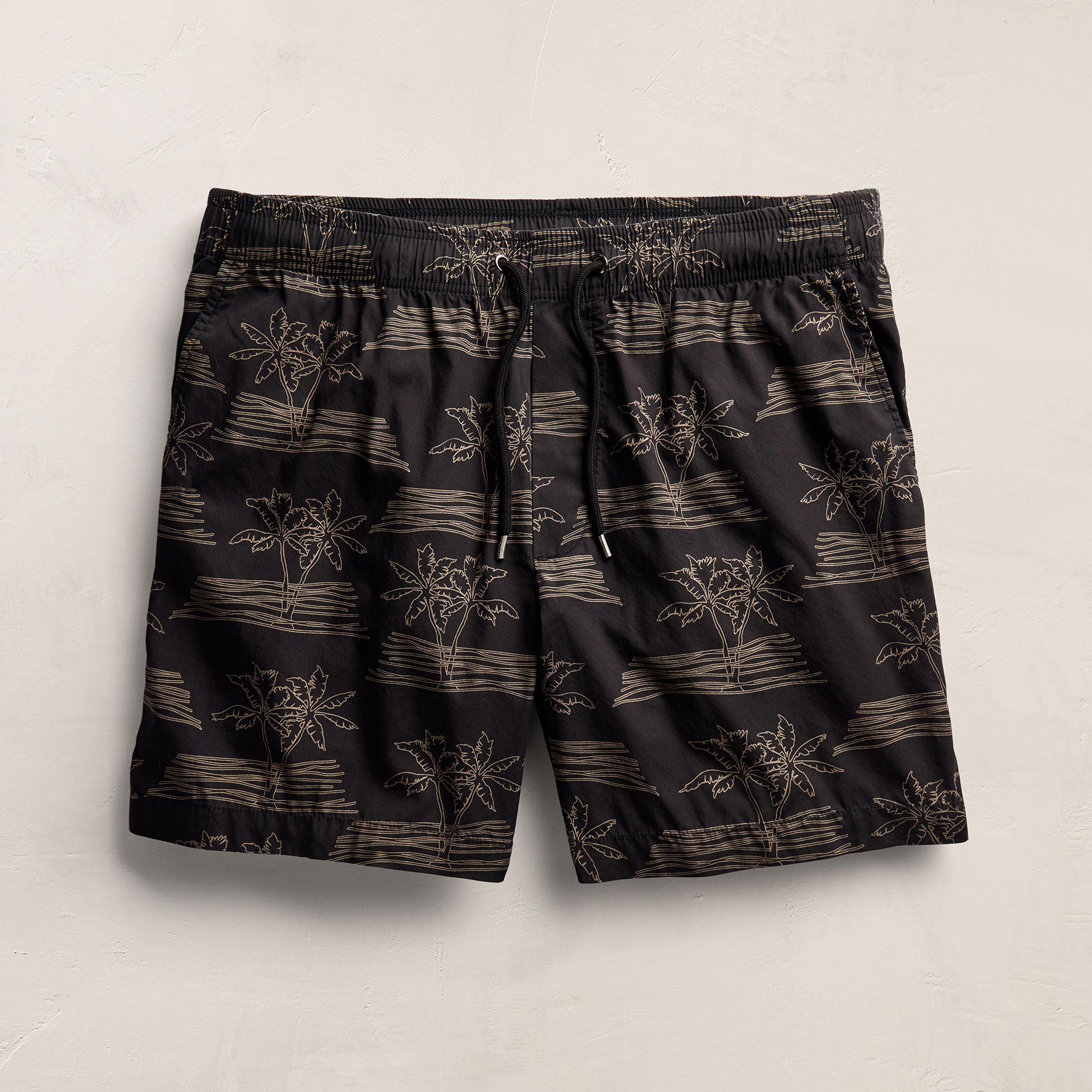 Palm Printed Short in Black/Light Olive Pigment | James Perse Los Angeles