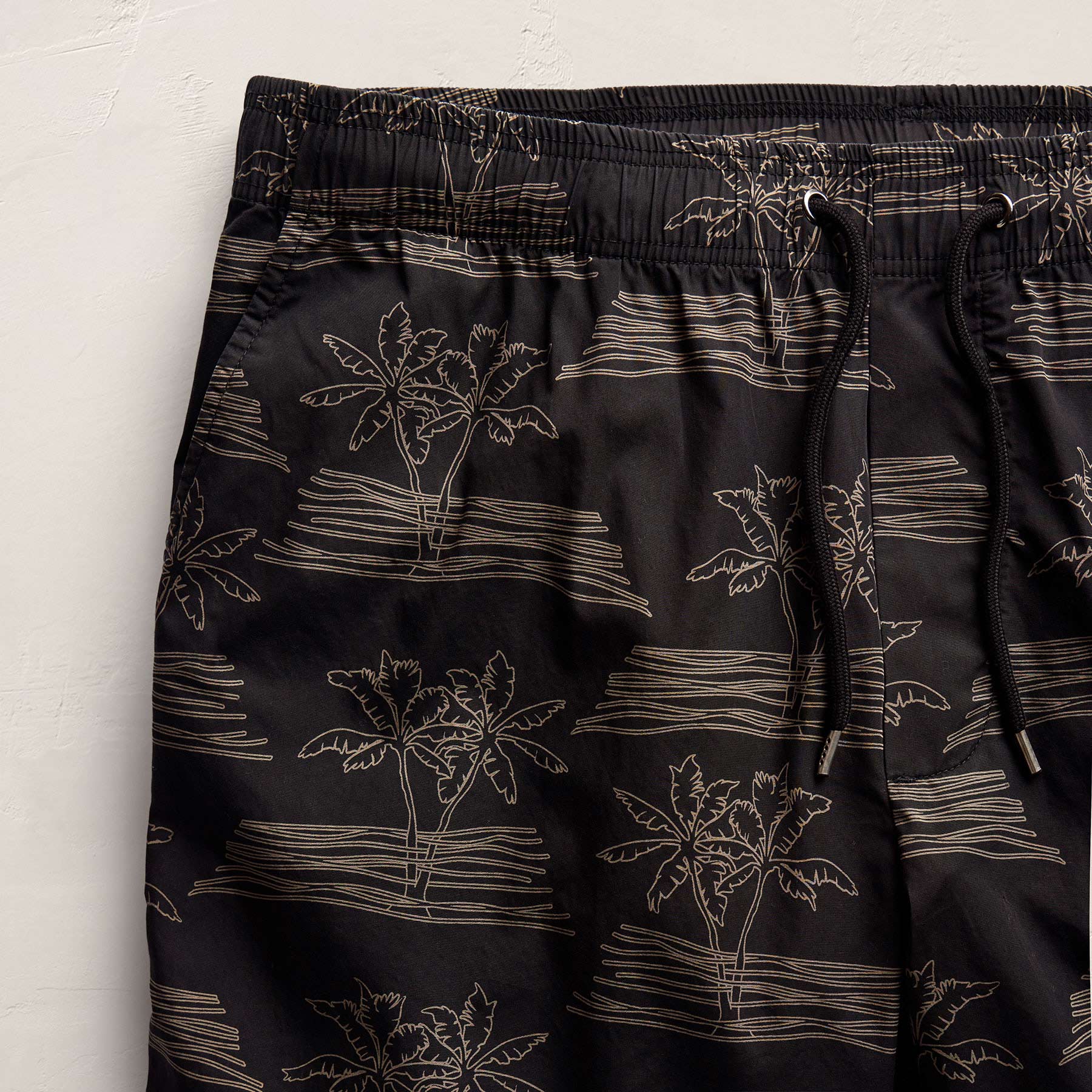 Palm Printed Short in Black/Light Olive Pigment | James Perse Los Angeles