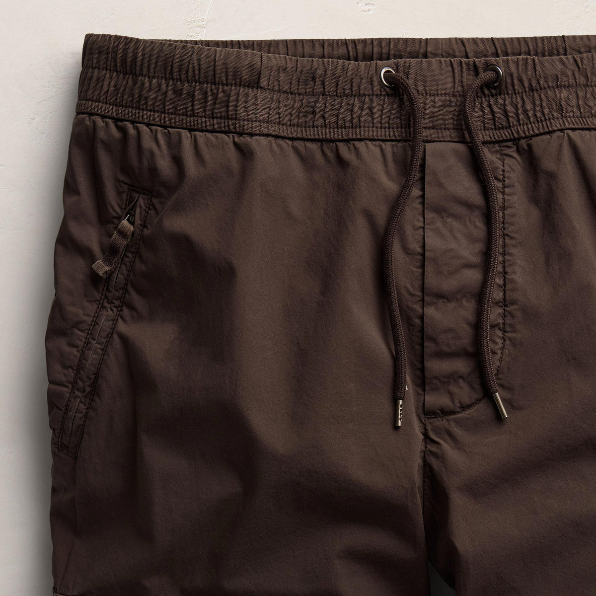 Parachute Poplin Cargo in Bark Pigment | James Perse Los Angeles