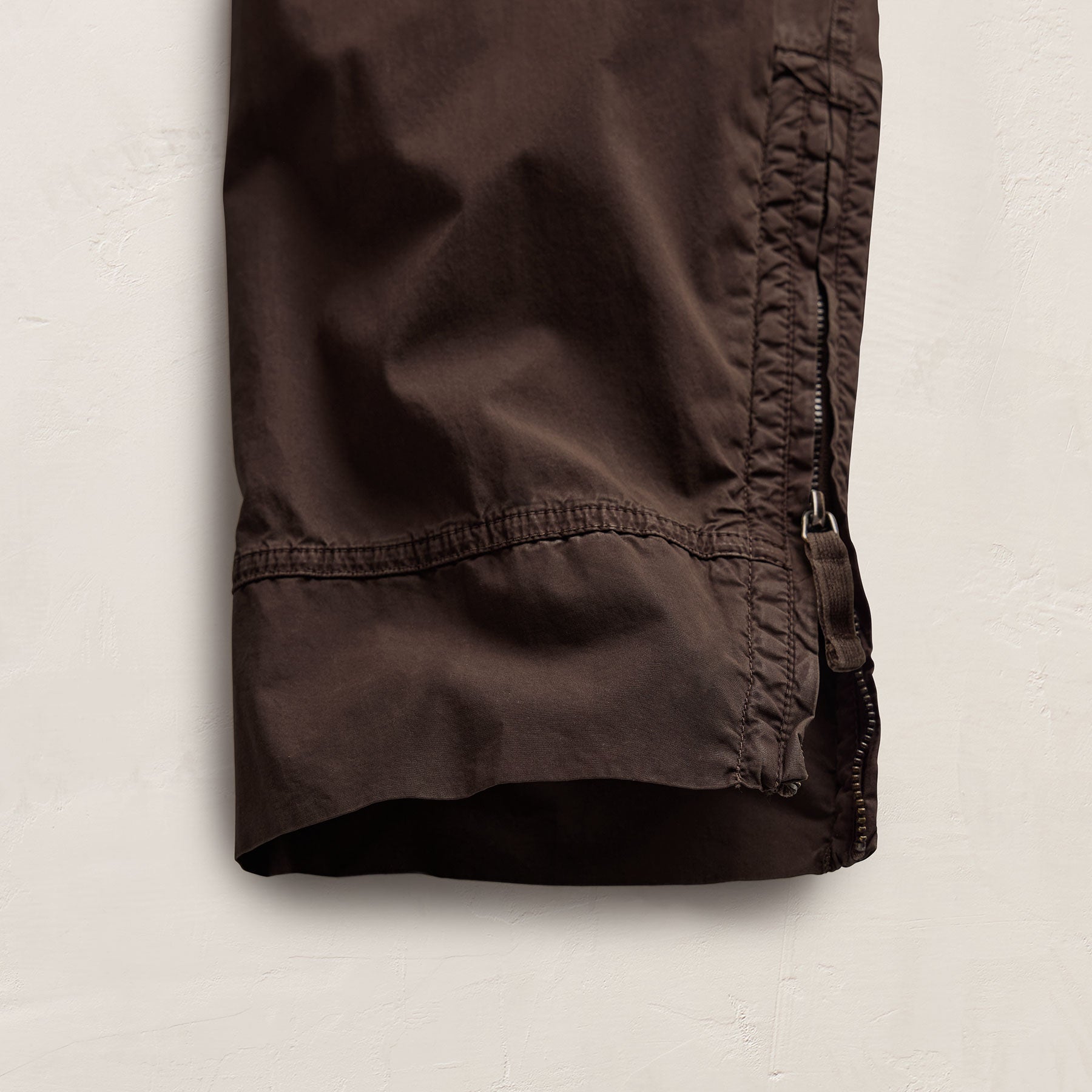 Parachute Poplin Cargo in Bark Pigment | James Perse Los Angeles