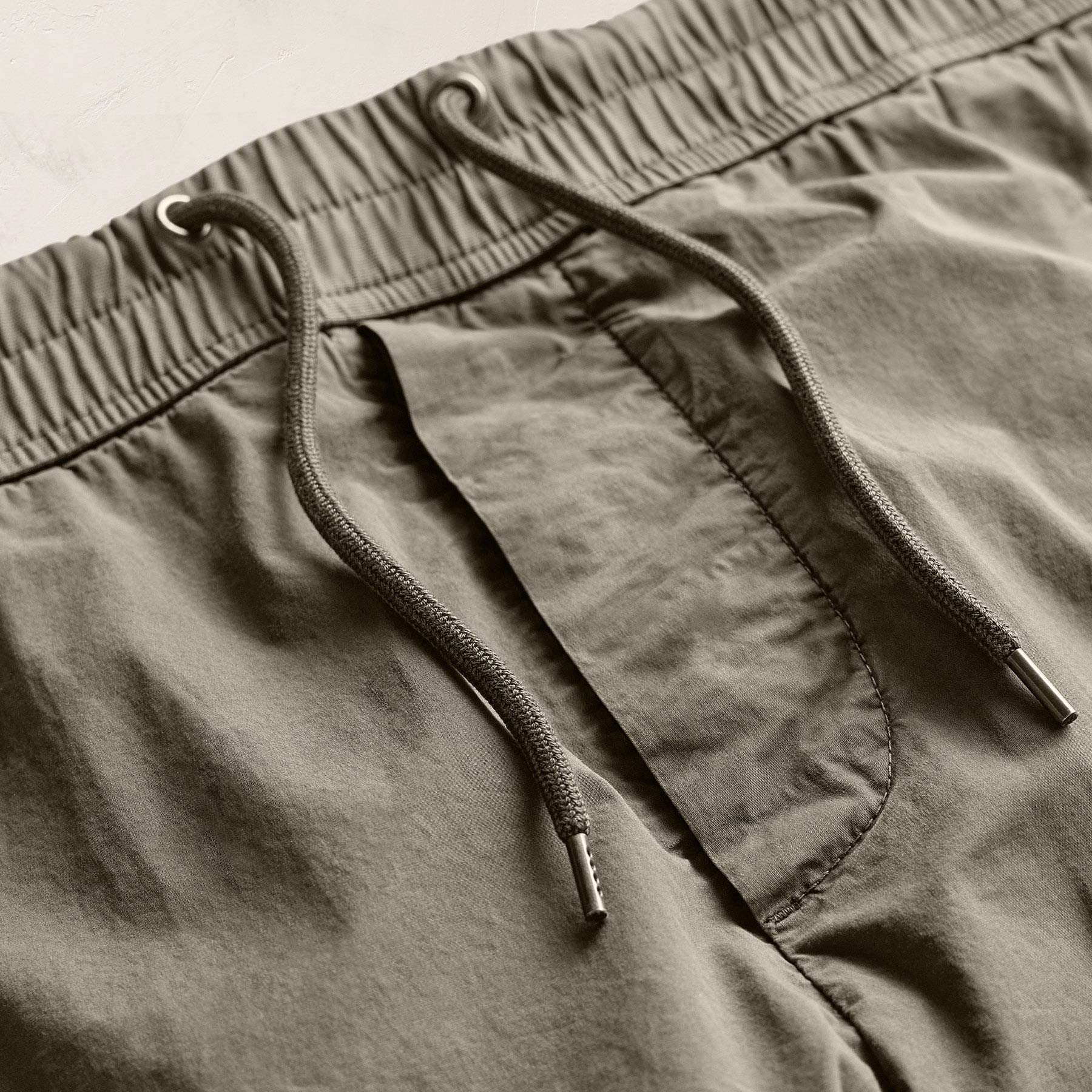 Parachute Poplin Cargo in Birch Pigment | James Perse Los Angeles