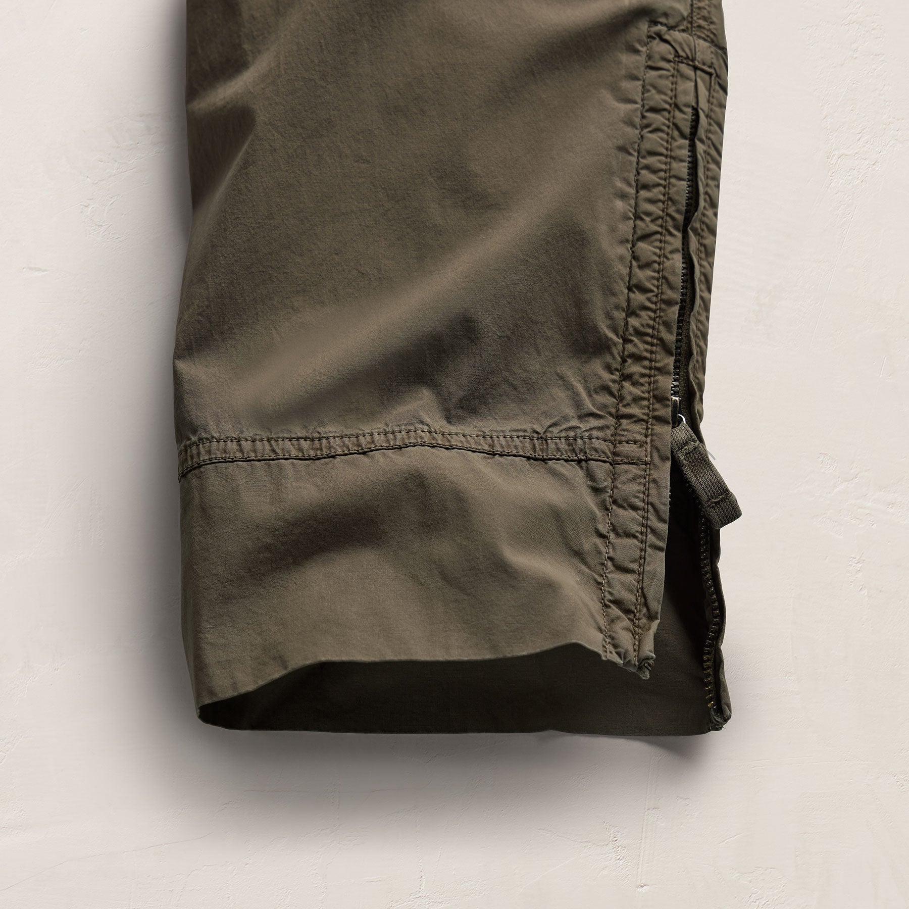 Parachute Poplin Cargo in Light Olive Pigment | James Perse Los Angeles