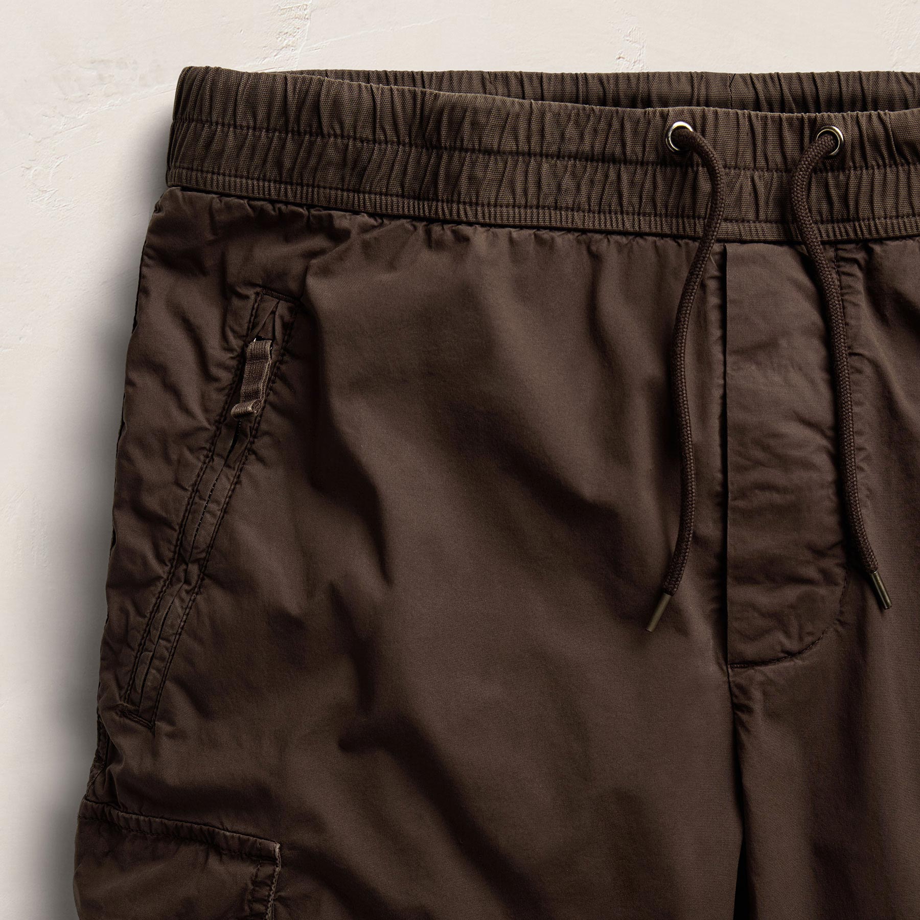 Parachute Poplin Cargo Short in Bark Pigment | James Perse Los Angeles