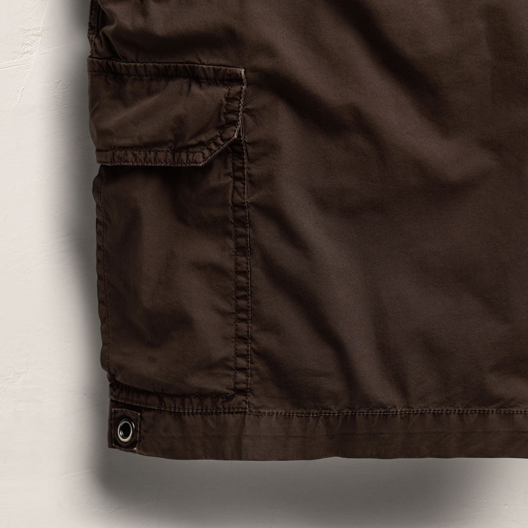 Parachute Poplin Cargo Short in Bark Pigment | James Perse Los Angeles