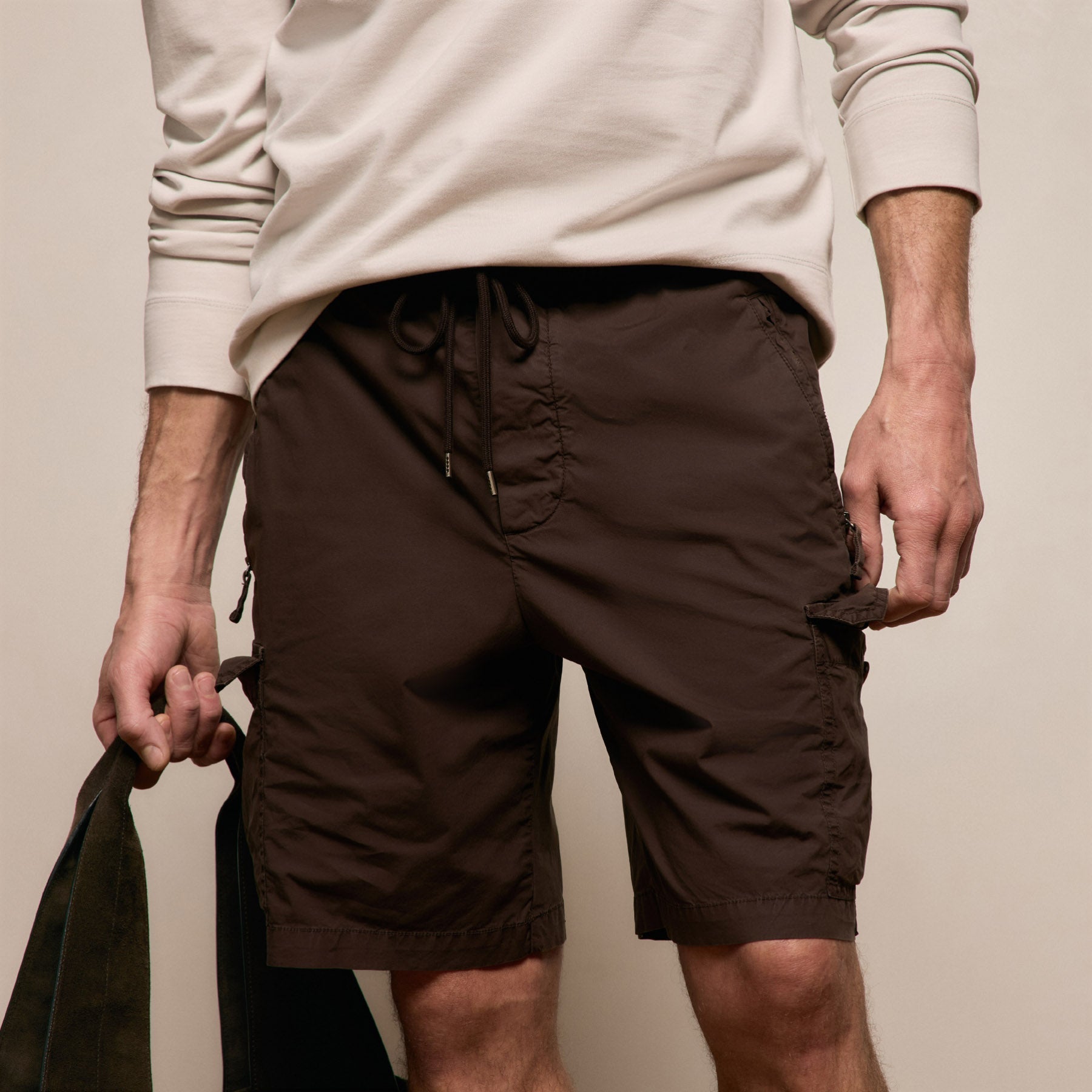Parachute Poplin Cargo Short in Bark Pigment | James Perse Los Angeles