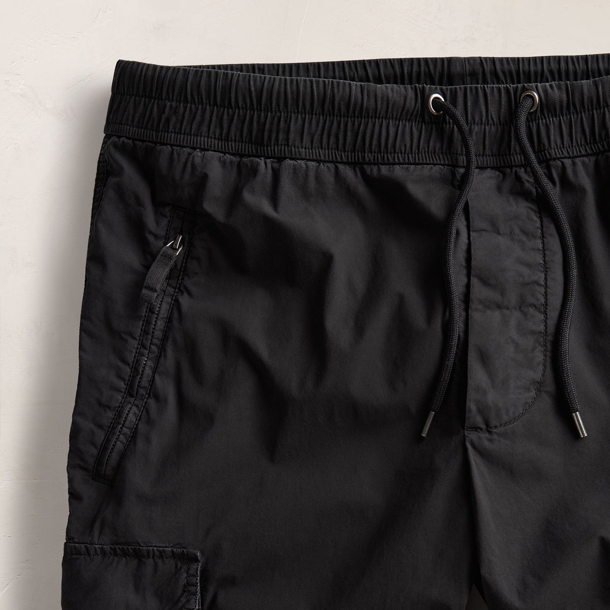 Parachute Poplin Cargo Short in Black | James Perse Los Angeles