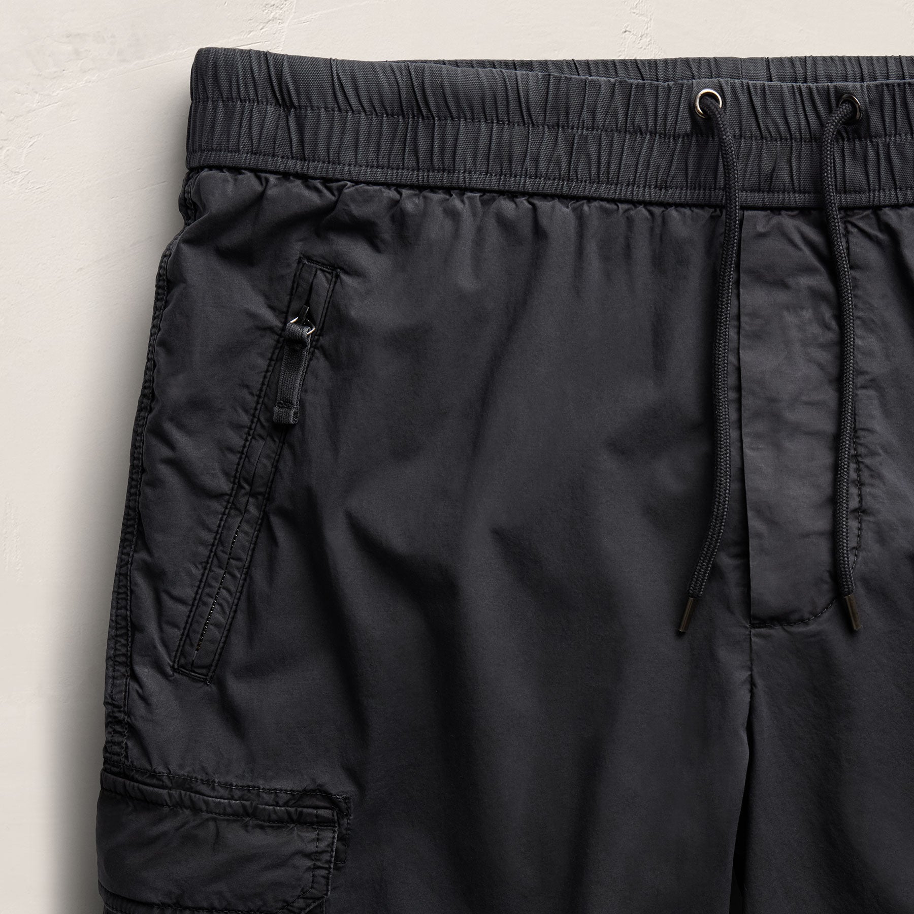 Parachute Poplin Cargo Short in Blue Noir Pigment | James Perse Los Angeles