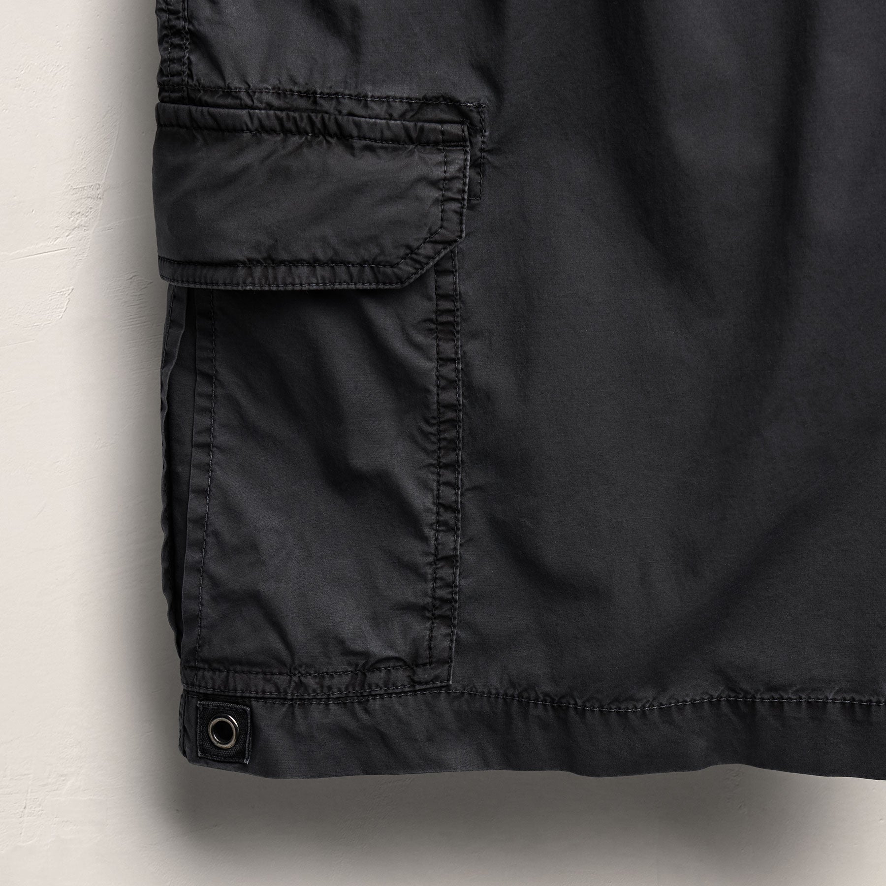 Parachute Poplin Cargo Short in Blue Noir Pigment | James Perse Los Angeles