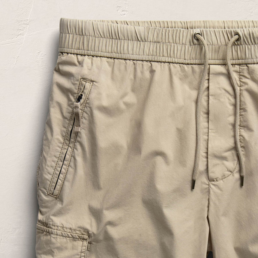 Parachute Poplin Cargo Short in Flax Pigment | James Perse Los Angeles