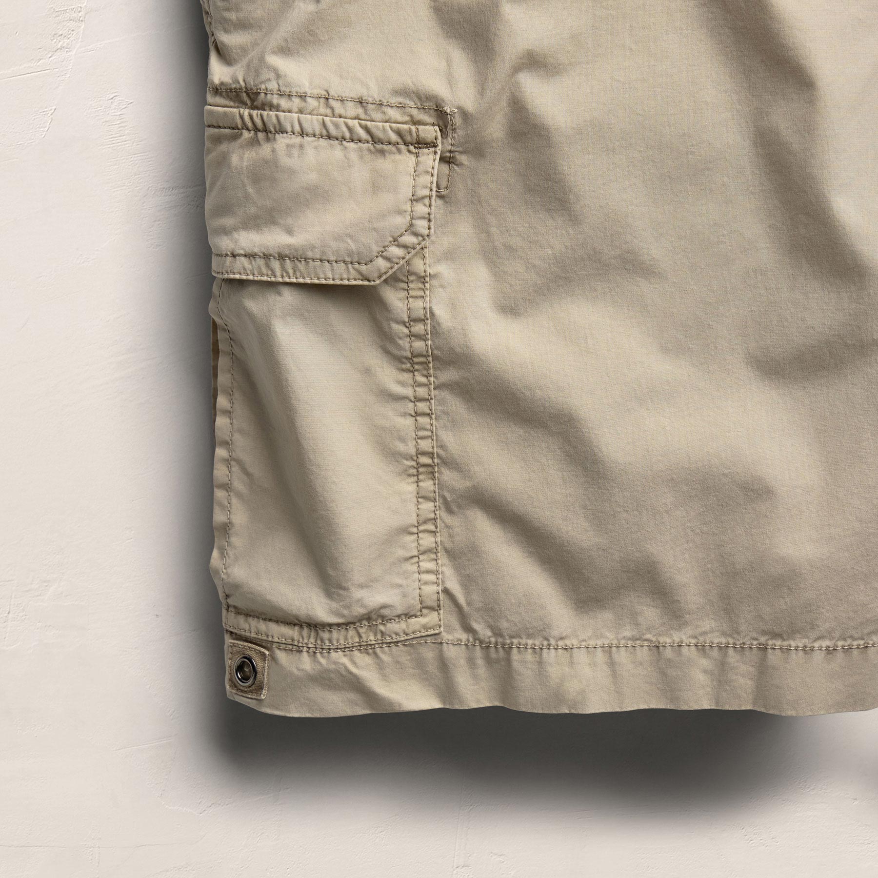 Parachute Poplin Cargo Short in Flax Pigment | James Perse Los Angeles