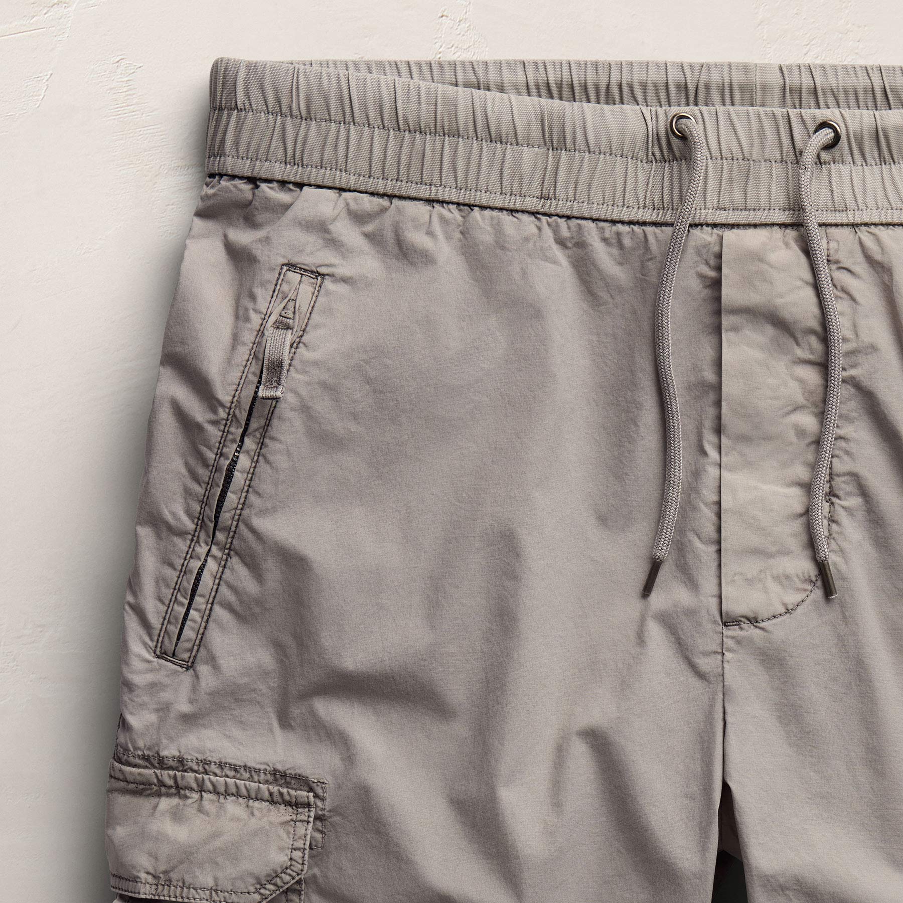 Parachute Poplin Cargo Short in Fog Pigment | James Perse Los Angeles