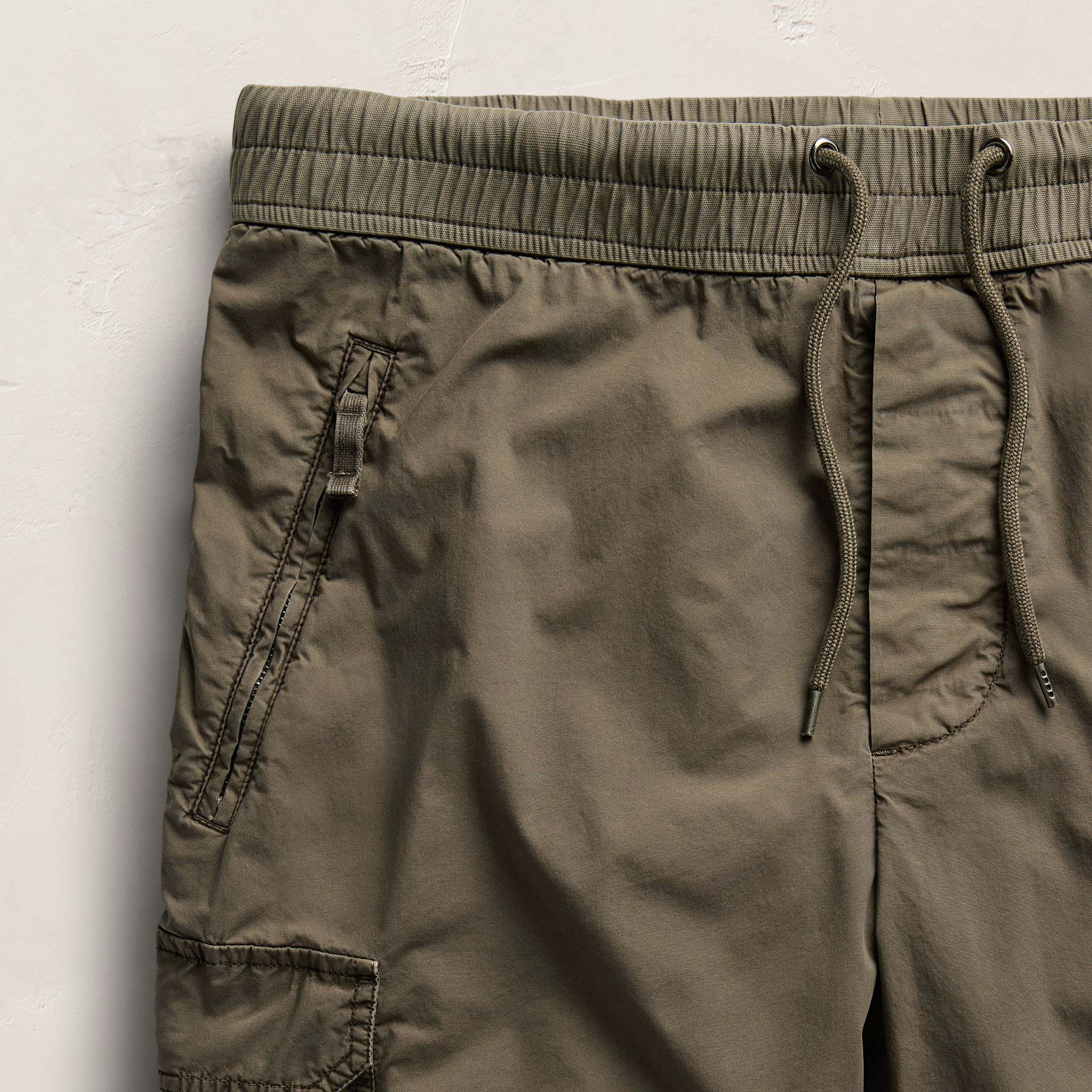 Parachute Poplin Cargo Short In Light Olive Pigment | James Perse Los Angeles