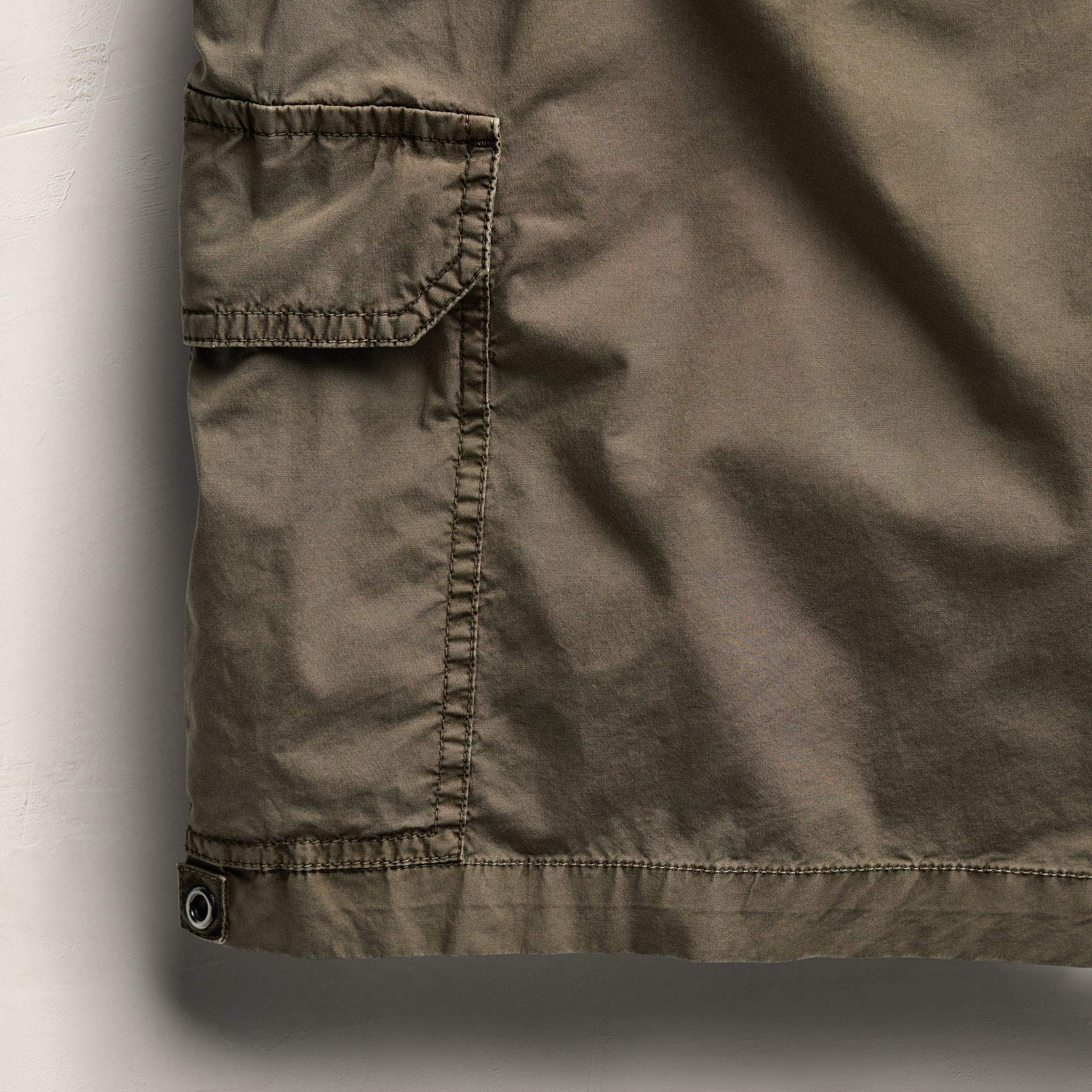 Parachute Poplin Cargo Short In Light Olive Pigment | James Perse Los Angeles