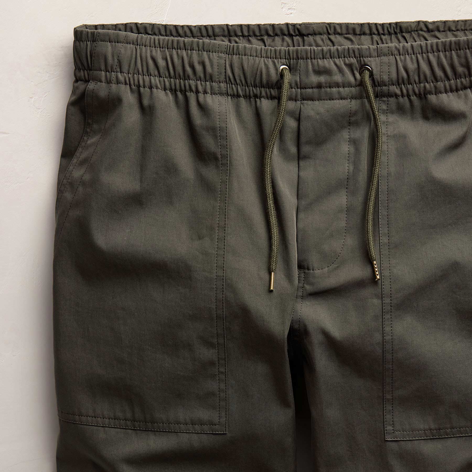 Fine Cotton Twill Patch Pocket Pant in Dark Olive | James Perse Los Angeles