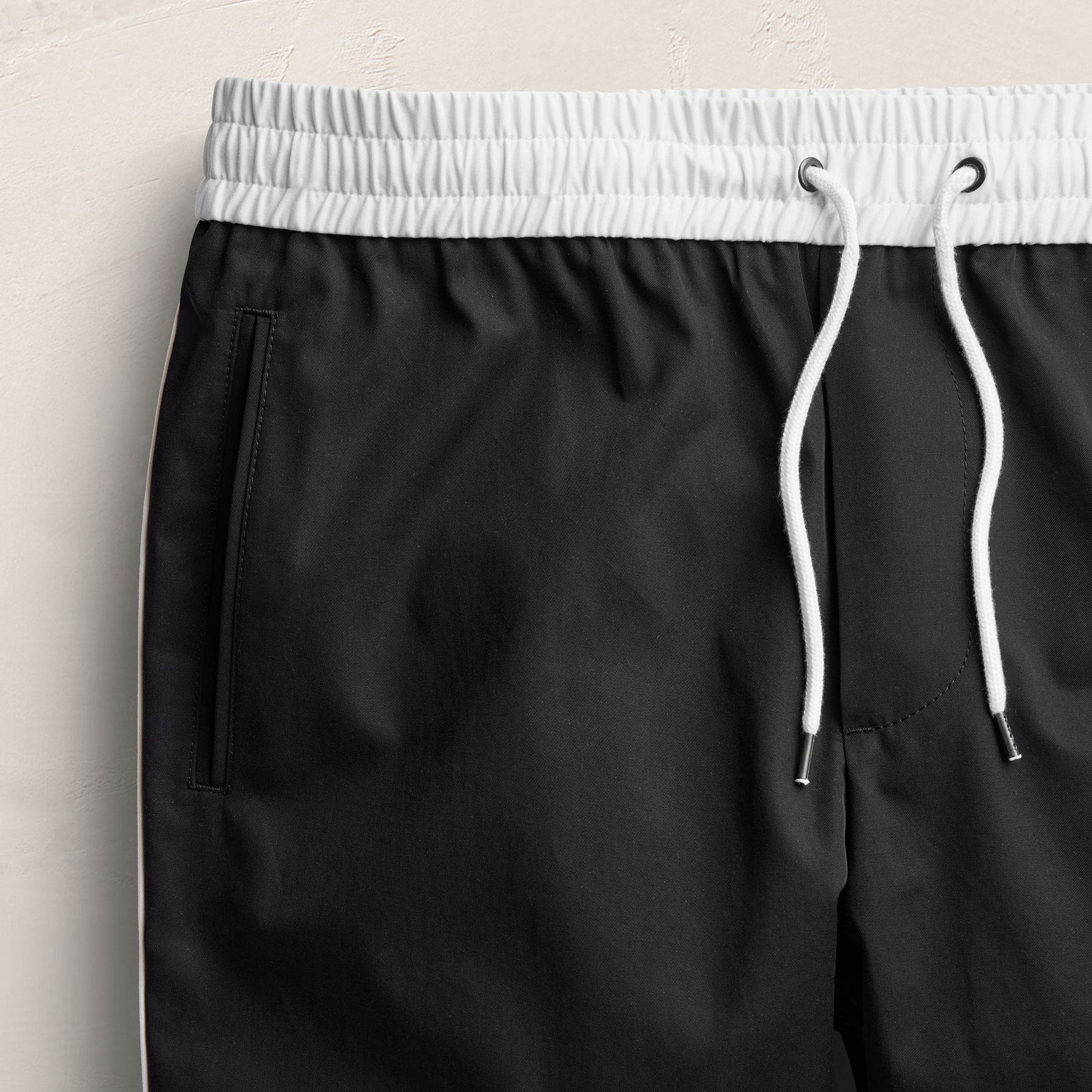 Elevated Cotton Twill Track Pant in Black/Latte/White | James Perse Los Angeles